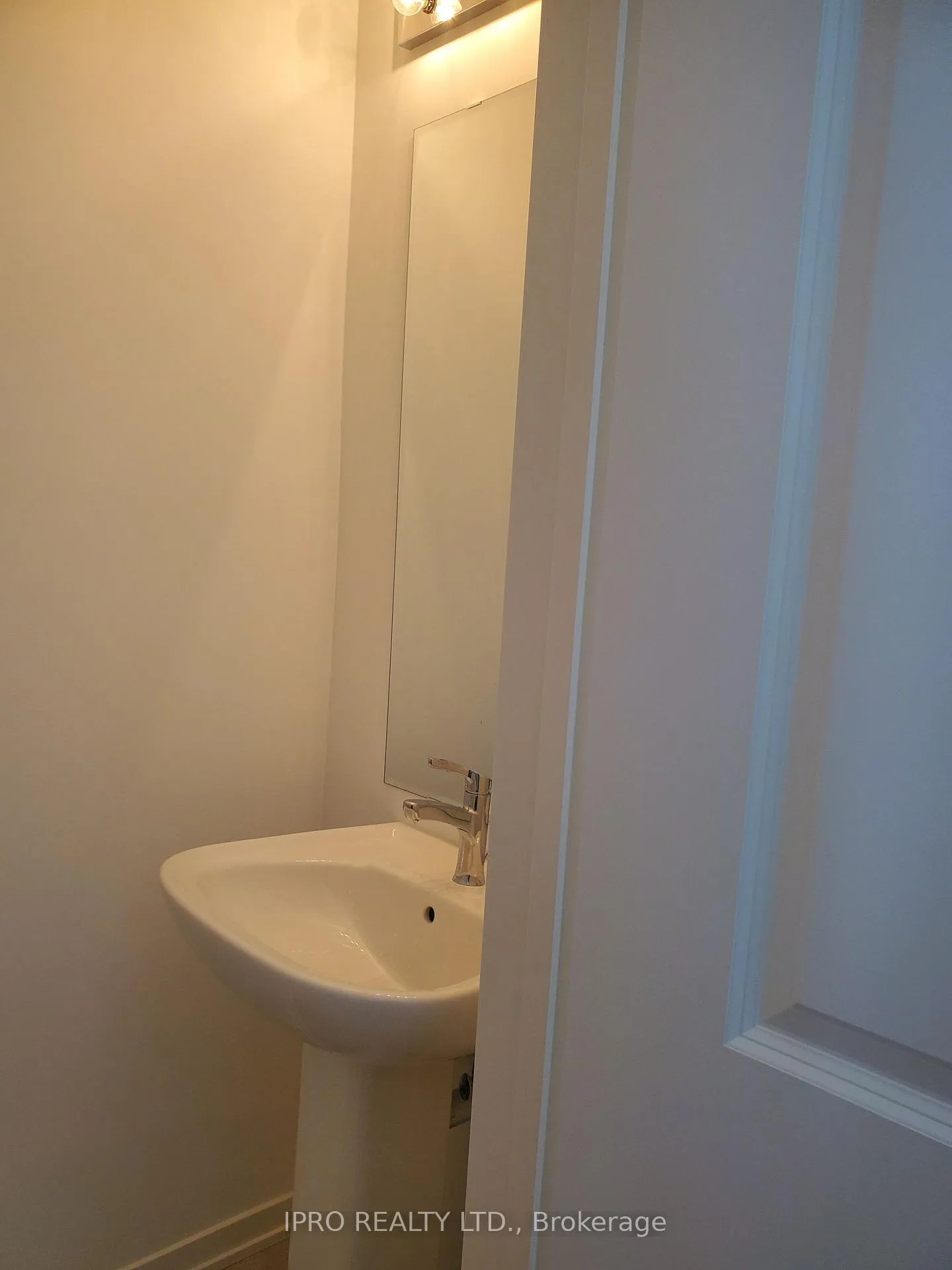 Photo 8 of Unit 033, 797 Heathrow Path, Oshawa, Samac — HOMEH