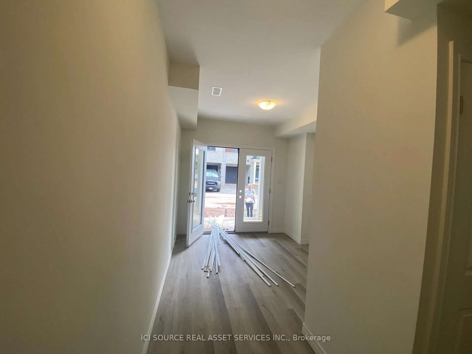 Photo 2 of 28 Dryden Lane, Hamilton, McQuesten — HOMEH