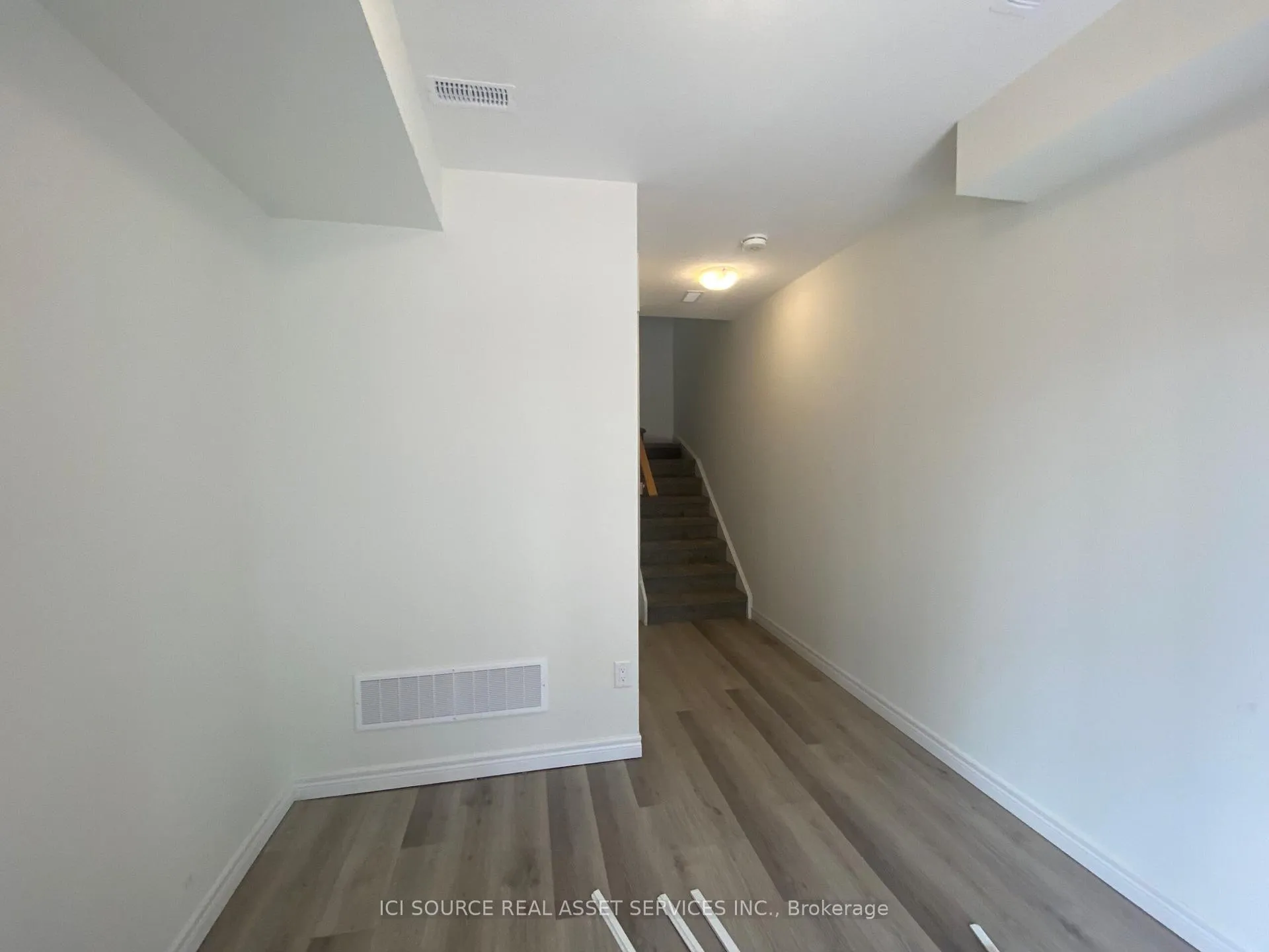 Photo 3 of 28 Dryden Lane, Hamilton, McQuesten — HOMEH