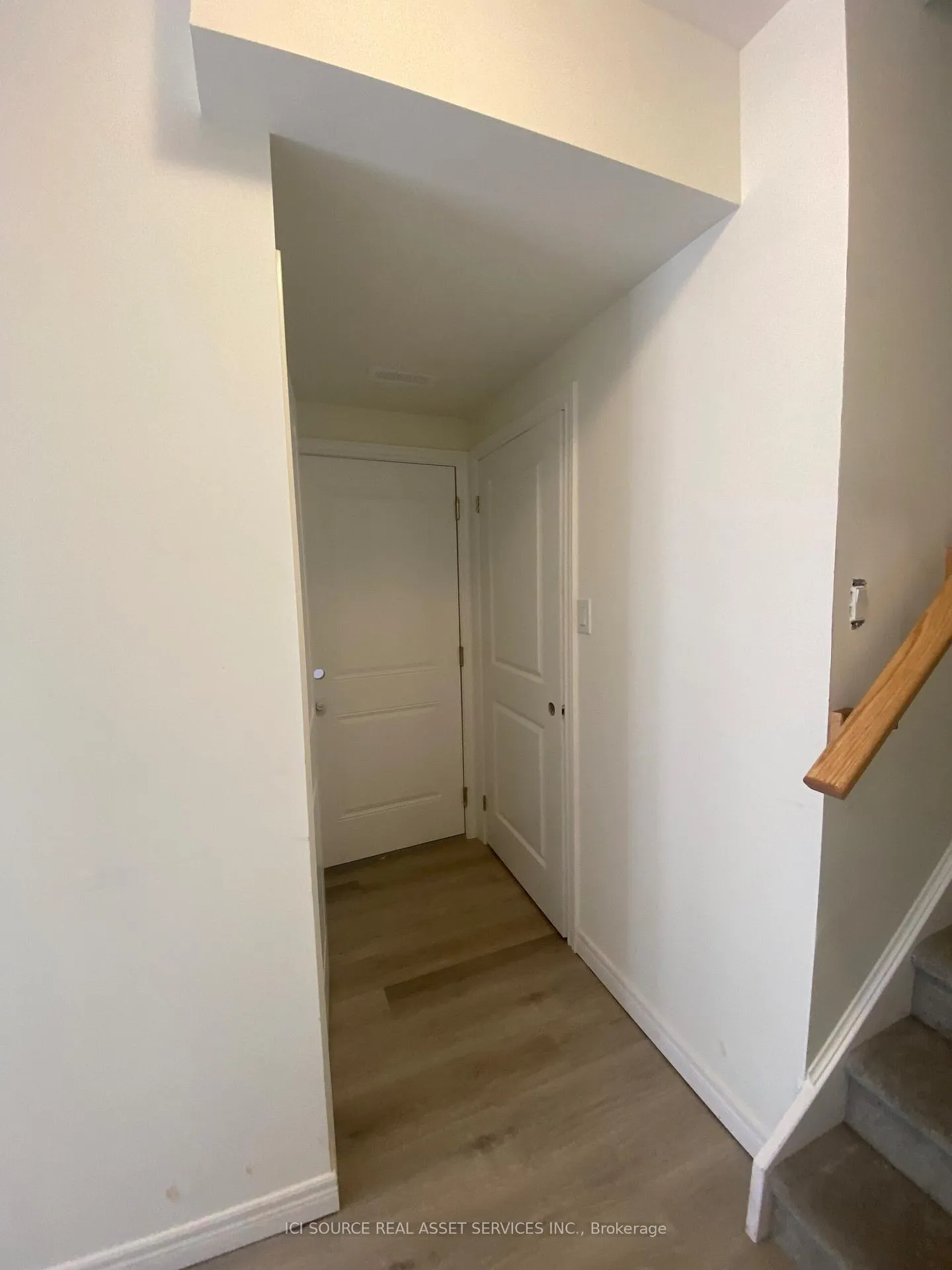 Photo 4 of 28 Dryden Lane, Hamilton, McQuesten — HOMEH