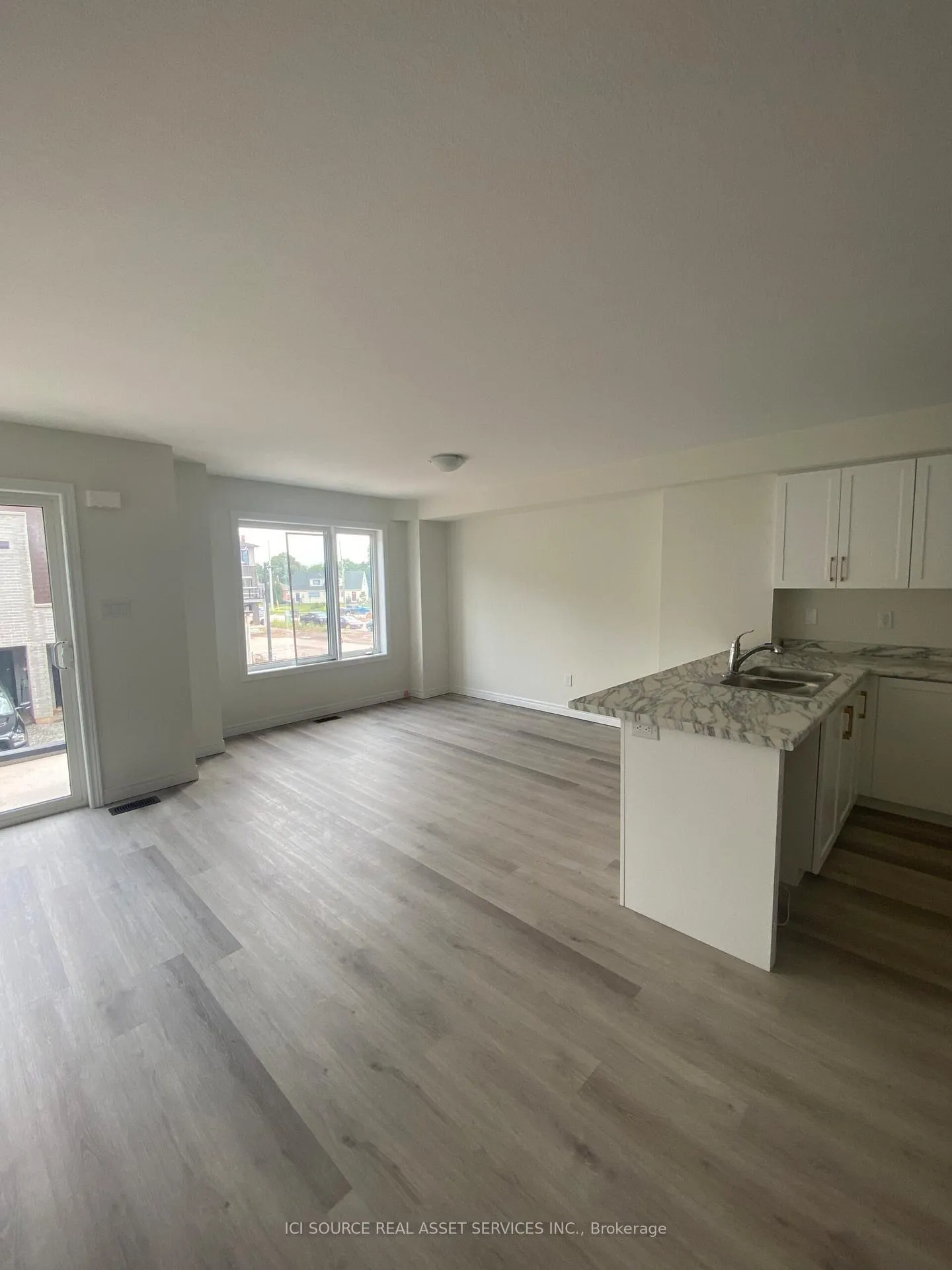 Photo 7 of 28 Dryden Lane, Hamilton, McQuesten — HOMEH