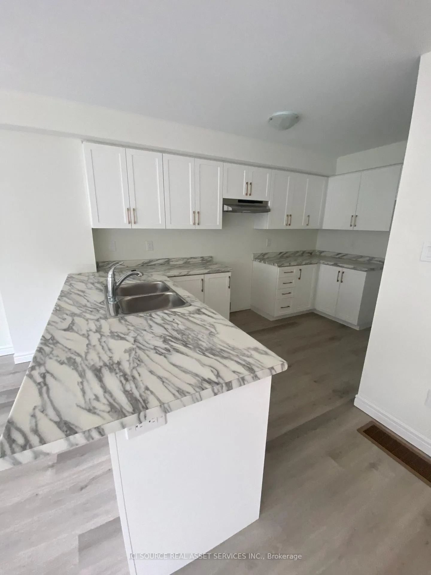 Photo 8 of 28 Dryden Lane, Hamilton, McQuesten — HOMEH