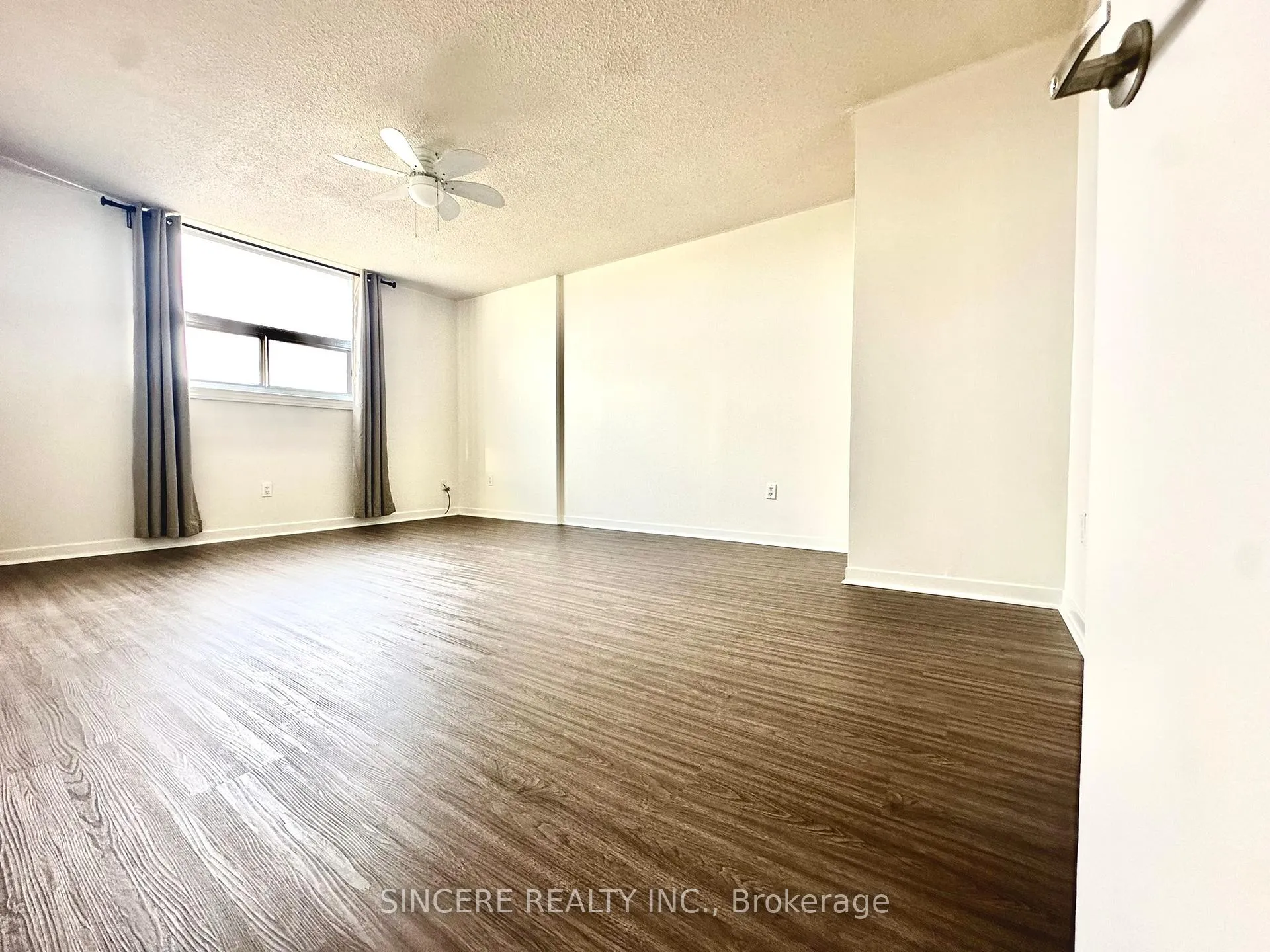 Photo 4 of Unit 803, 7451 Yonge Street, Markham, Thornhill — HOMEH
