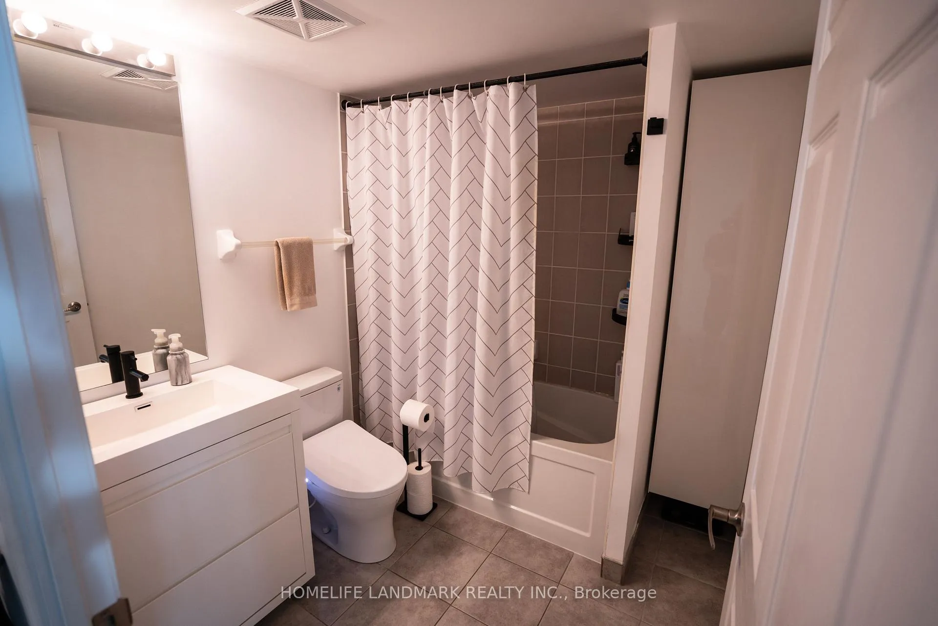 Photo 4 of Unit 2315, 19 Grand Trunk Crescent, Toronto, Waterfront Communities — HOMEH