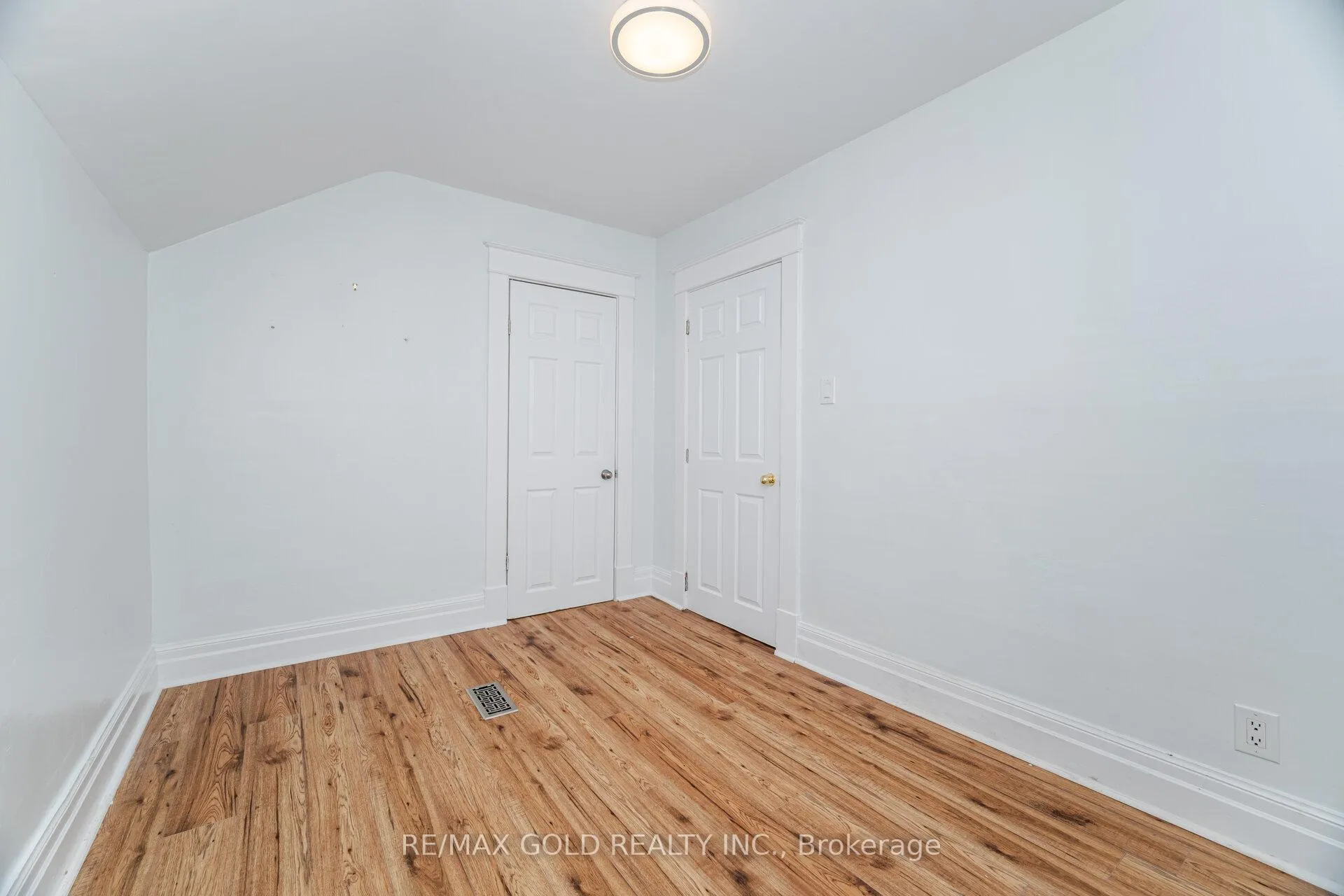 Photo 29 of 4945 Maple Street, Niagara Falls, Cherrywood — HOMEH