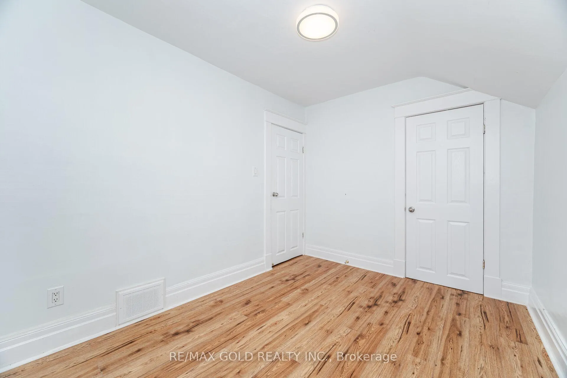Photo 31 of 4945 Maple Street, Niagara Falls, Cherrywood — HOMEH