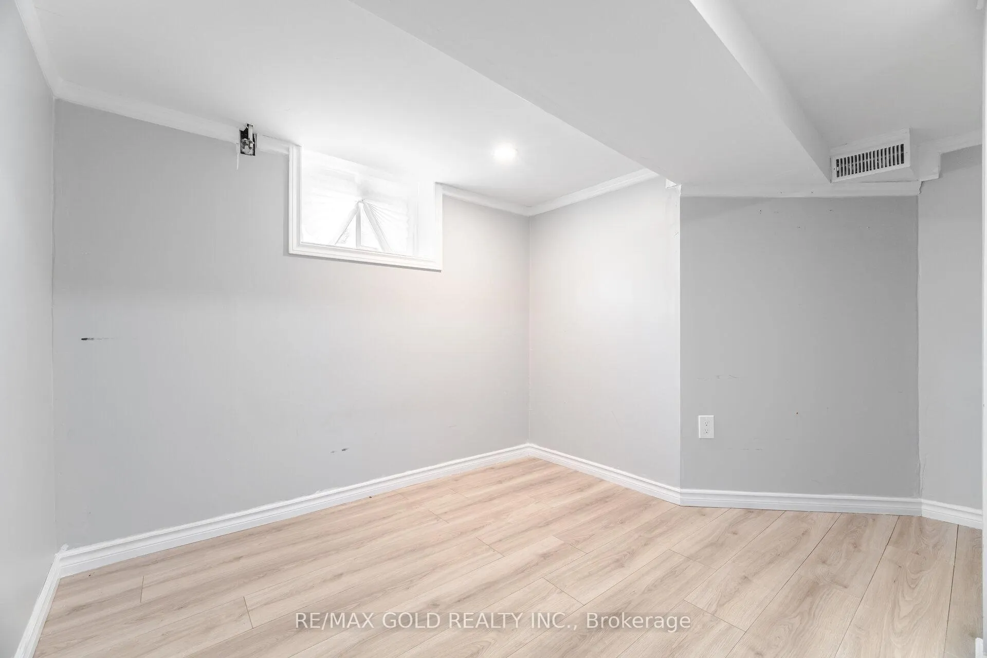 Photo 39 of 4945 Maple Street, Niagara Falls, Cherrywood — HOMEH