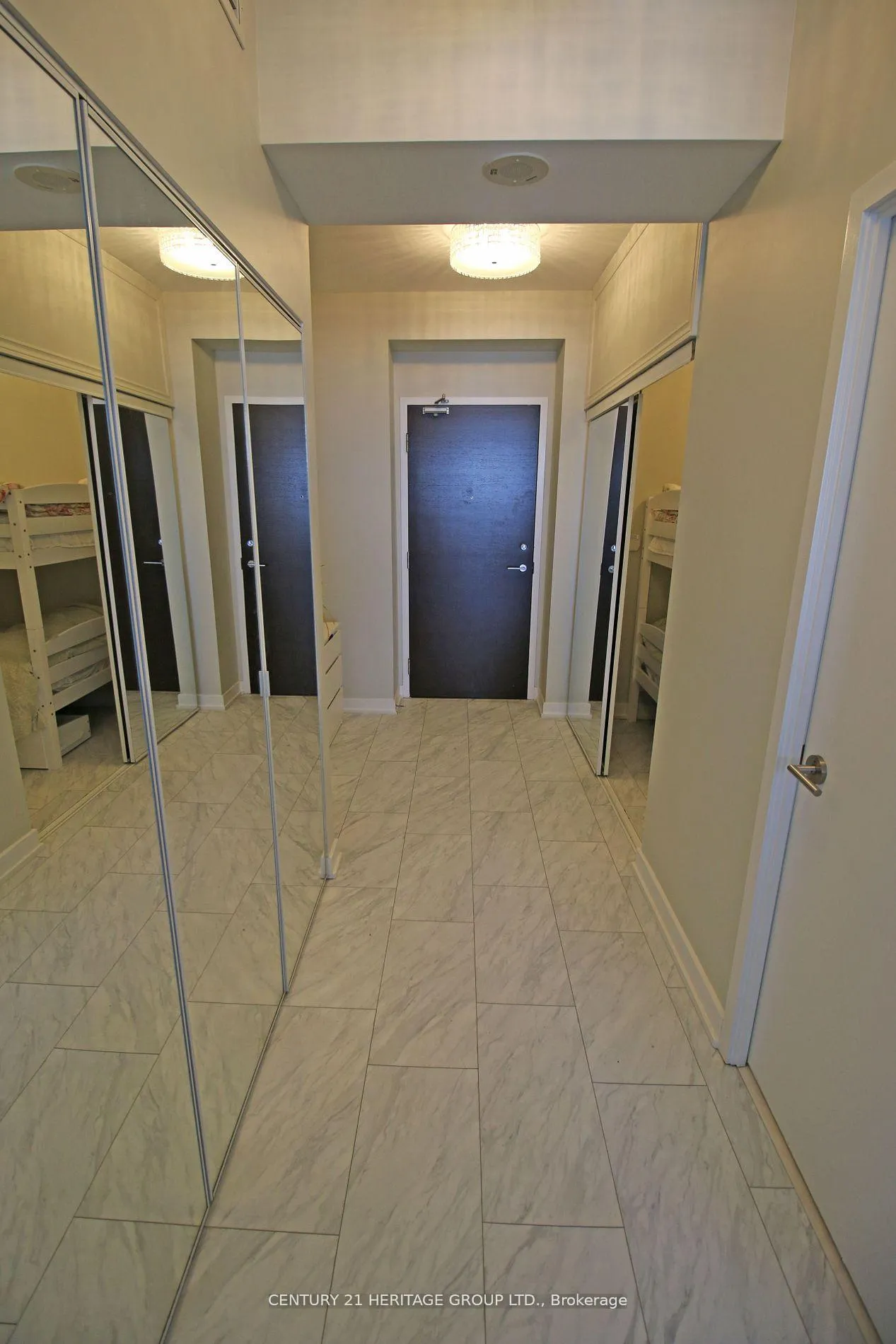 Photo 5 of Unit 3301, 21 Iceboat Terrace, Toronto, Waterfront Communities — HOMEH