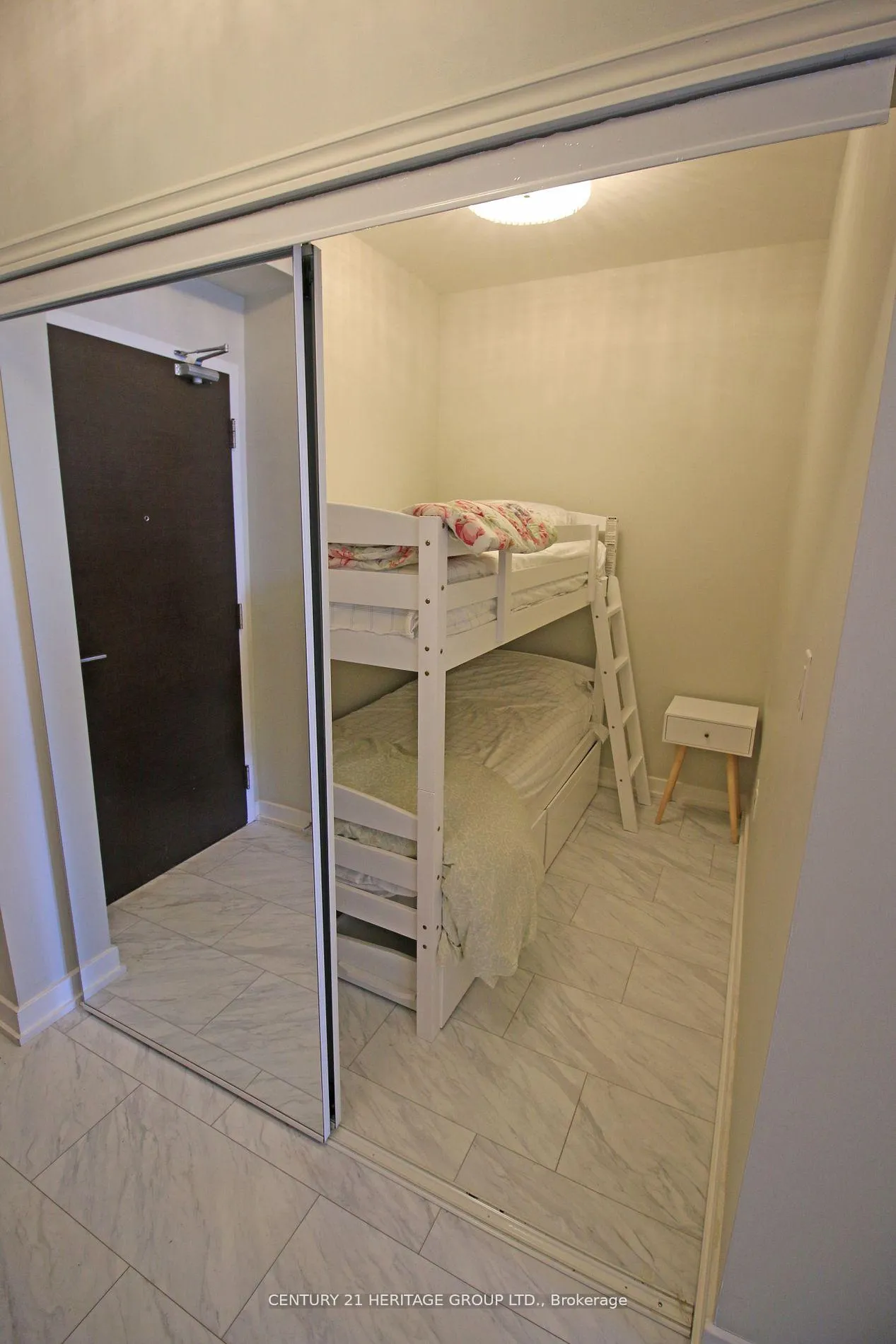 Photo 6 of Unit 3301, 21 Iceboat Terrace, Toronto, Waterfront Communities — HOMEH