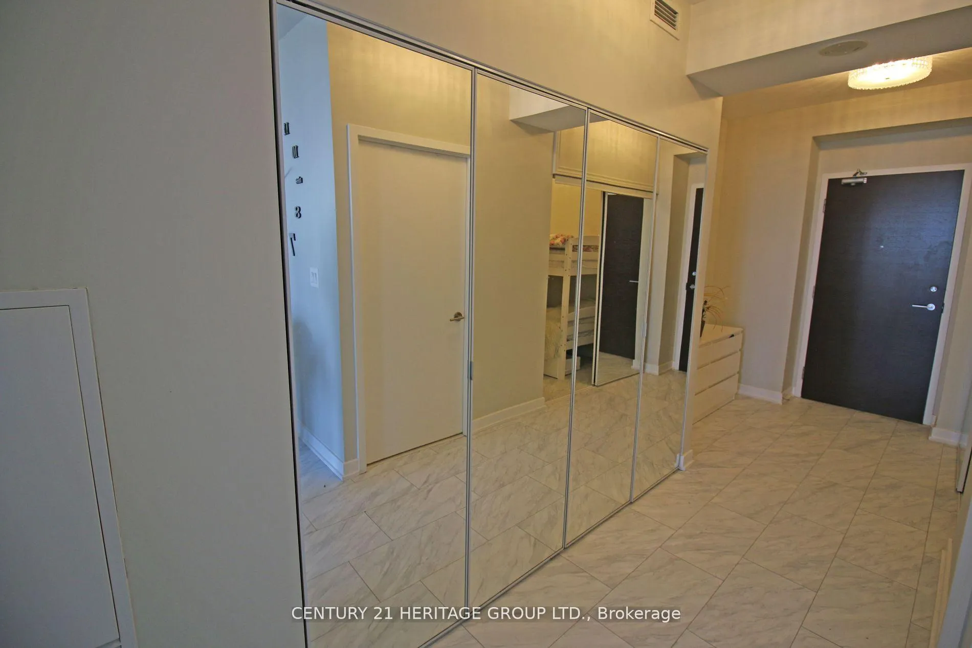 Photo 7 of Unit 3301, 21 Iceboat Terrace, Toronto, Waterfront Communities — HOMEH