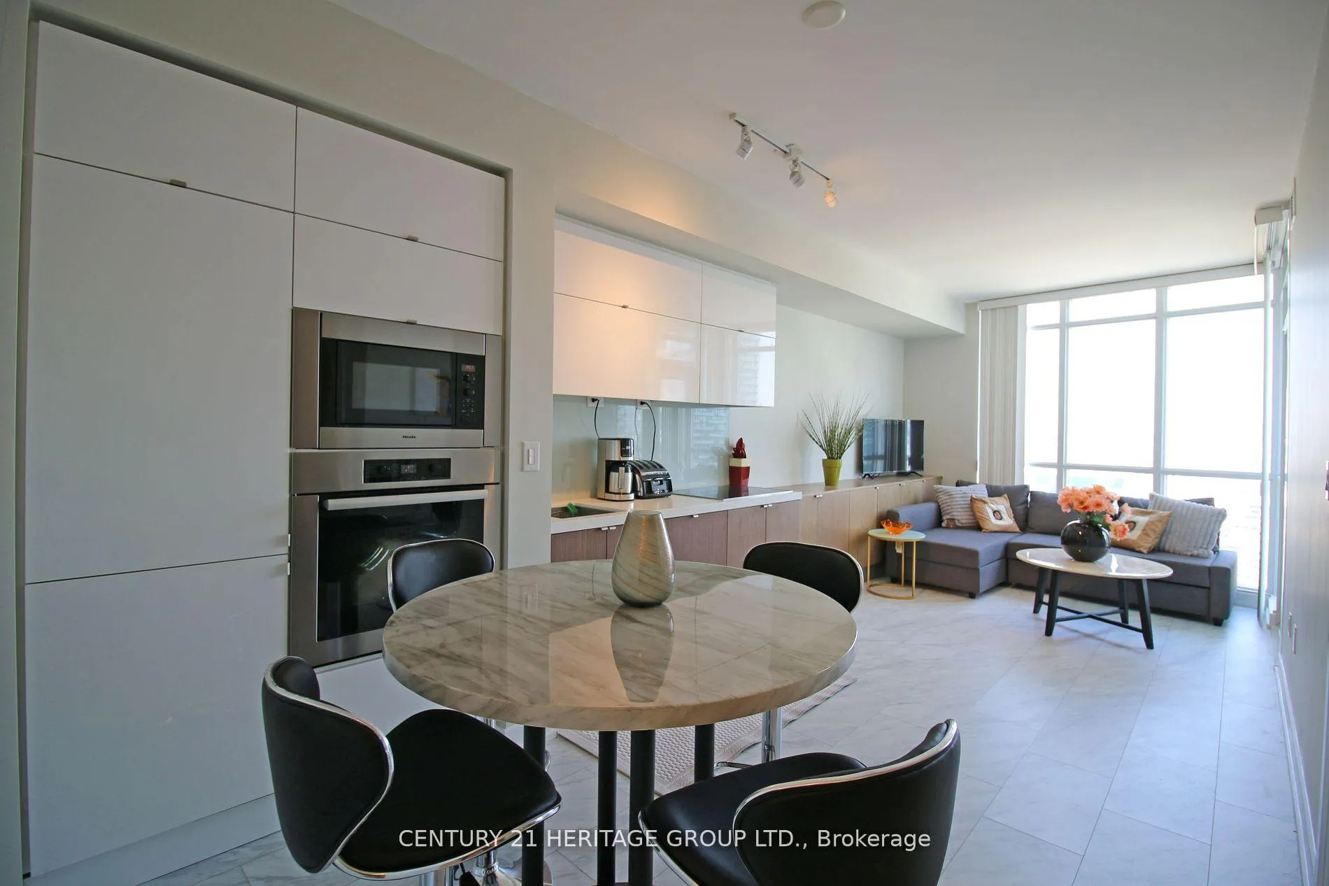 Photo 10 of Unit 3301, 21 Iceboat Terrace, Toronto, Waterfront Communities — HOMEH