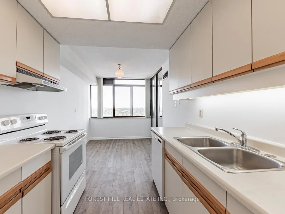 Photo 8 of Unit 1607, 3000 Bathurst Street, Toronto, Englemount-Lawrence — HOMEH