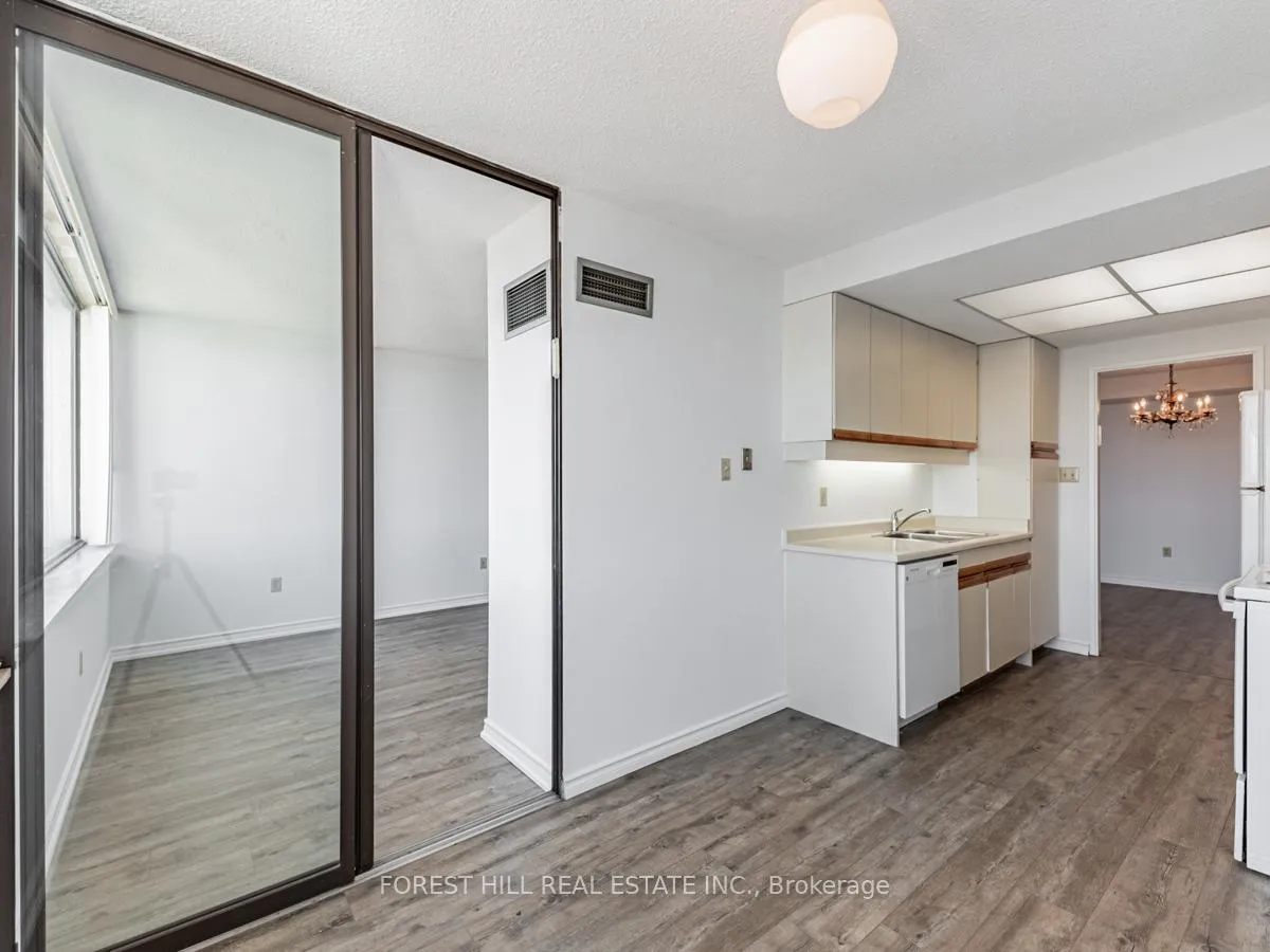 Photo 11 of Unit 1607, 3000 Bathurst Street, Toronto, Englemount-Lawrence — HOMEH