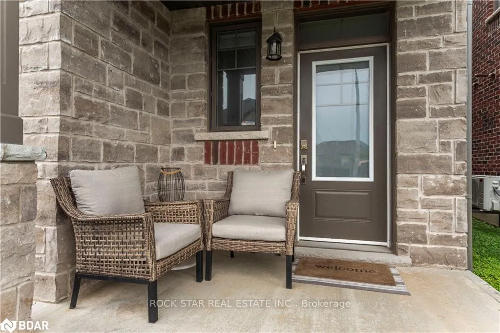 Photo 3 of 9 Dodman Crescent, Hamilton, Ancaster — HOMEH