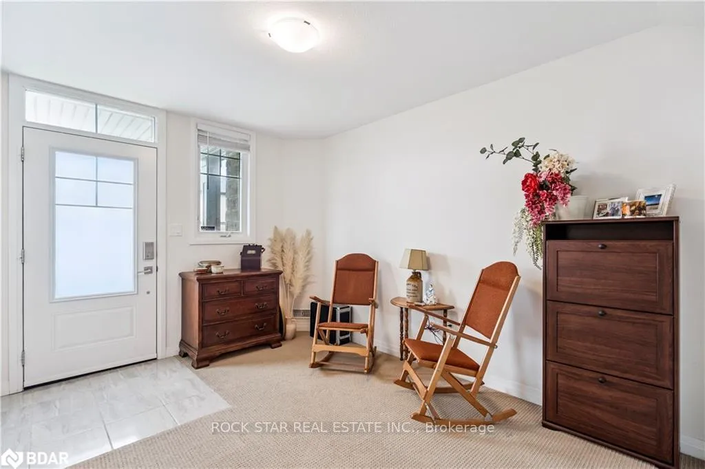 Photo 4 of 9 Dodman Crescent, Hamilton, Ancaster — HOMEH