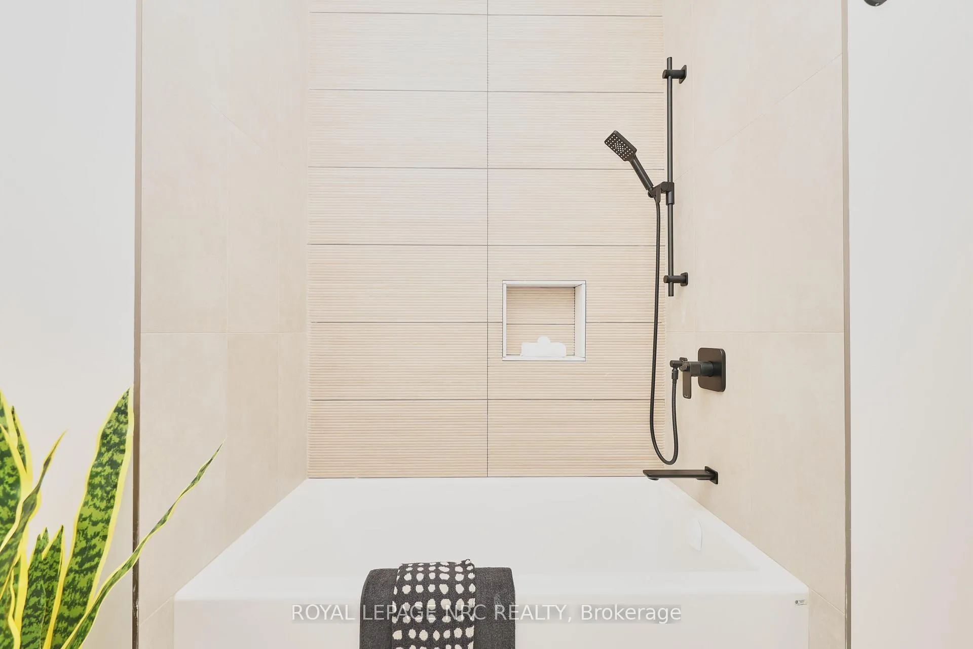 Photo 20 of 12 Accursi Crescent, Pelham, Fonthill — HOMEH