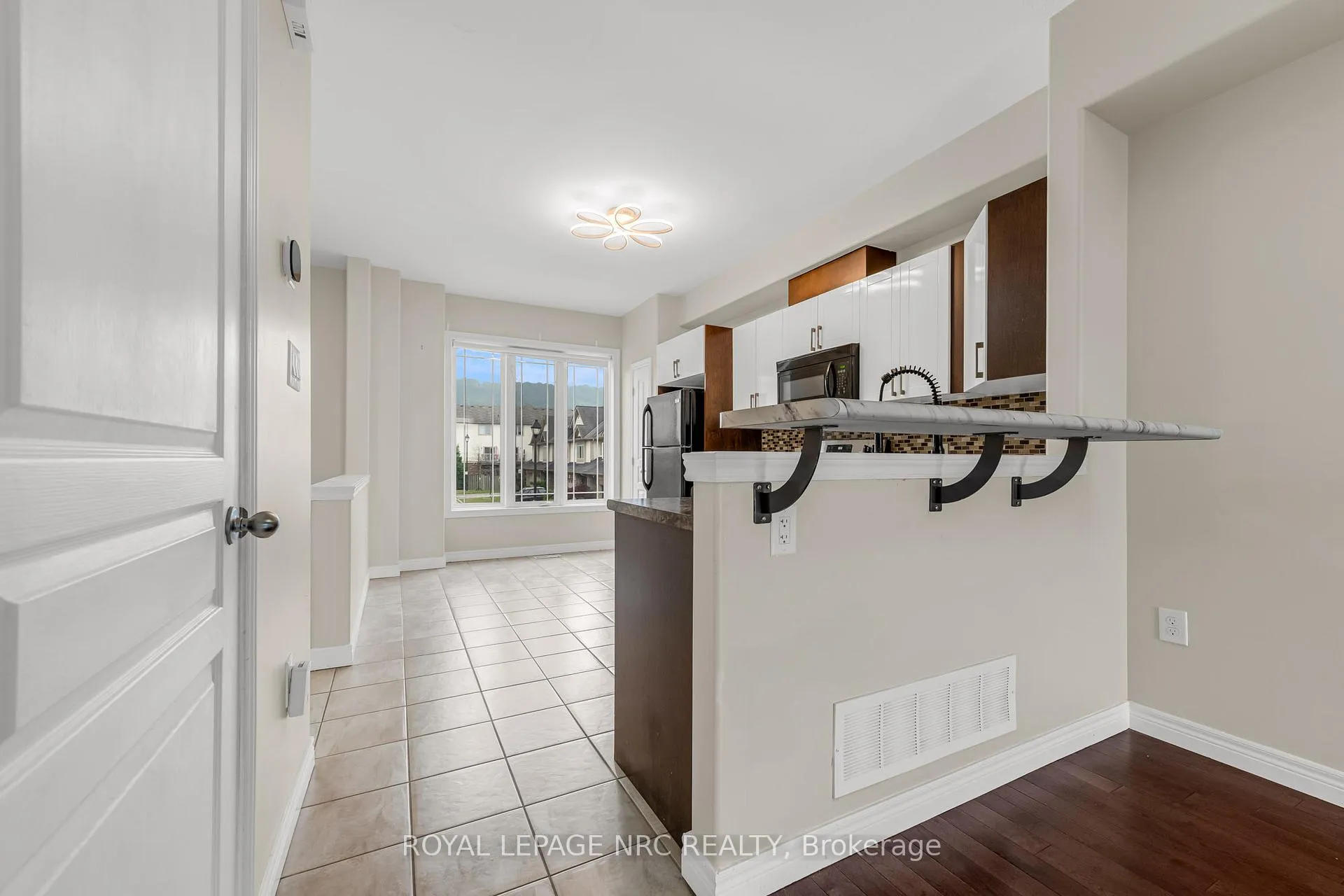Photo 3 of Unit 22, 8 Hemlock Way, Grimsby, Grimsby West — HOMEH