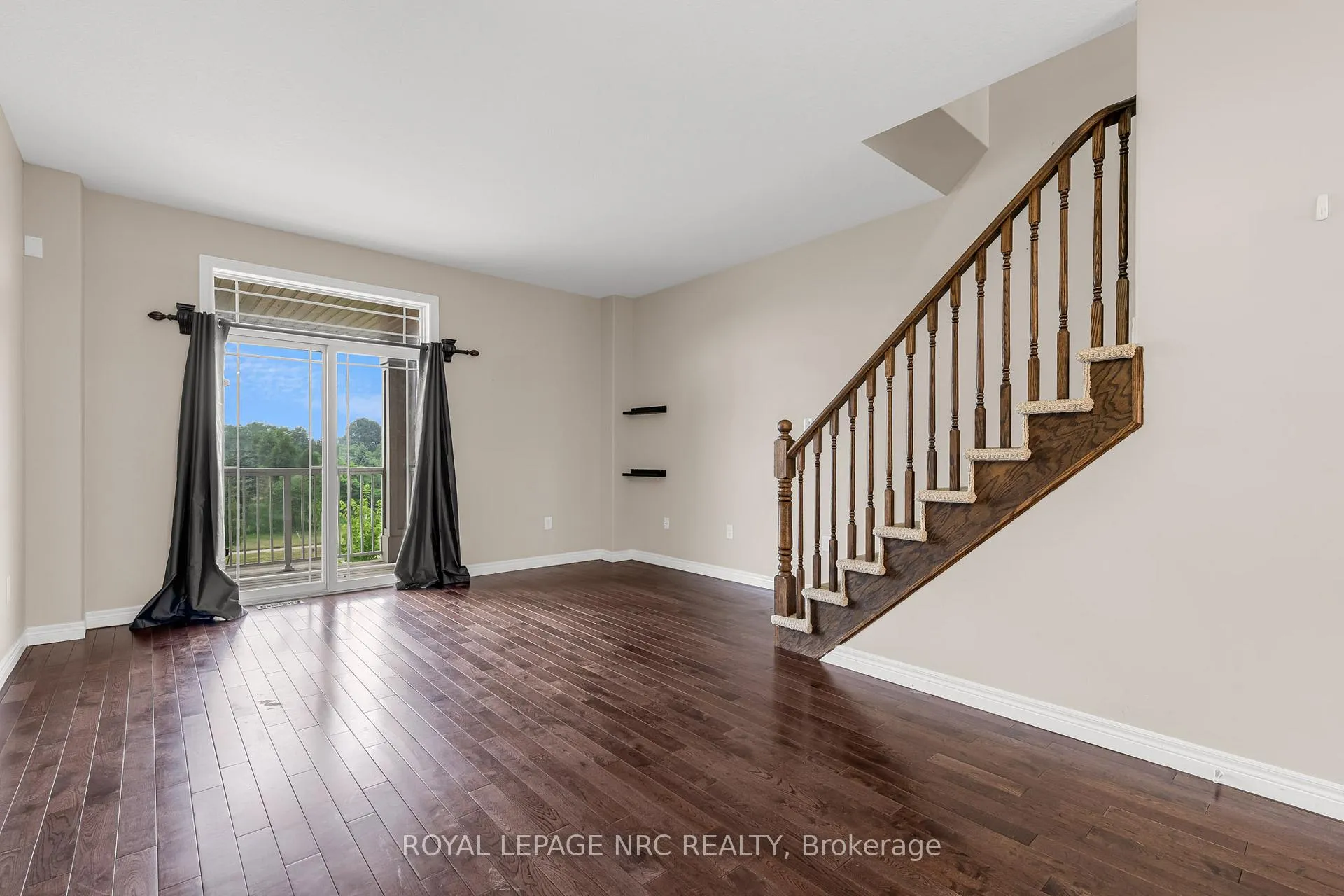 Photo 4 of Unit 22, 8 Hemlock Way, Grimsby, Grimsby West — HOMEH