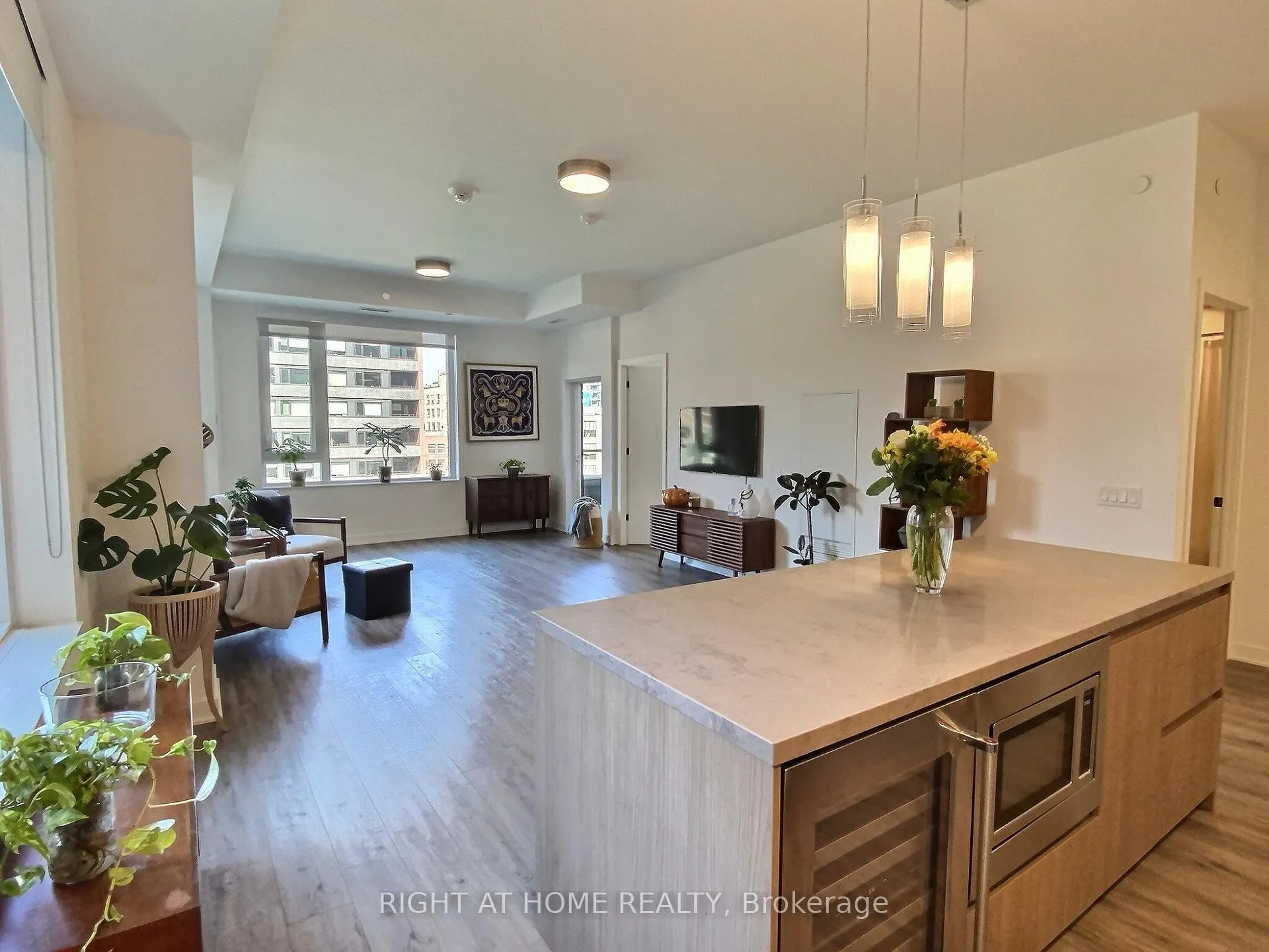 Front of Unit 302, 425 Wellington Street W