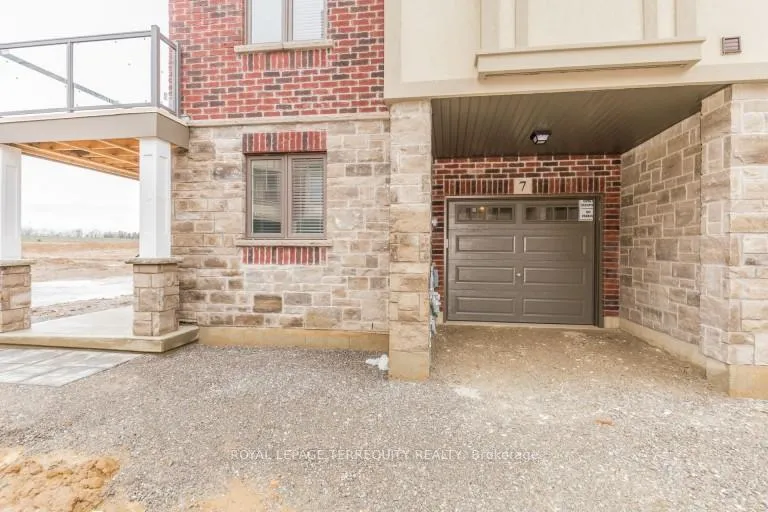 Photo 2 of 7 Egleston Lane, Hamilton, Ancaster — HOMEH