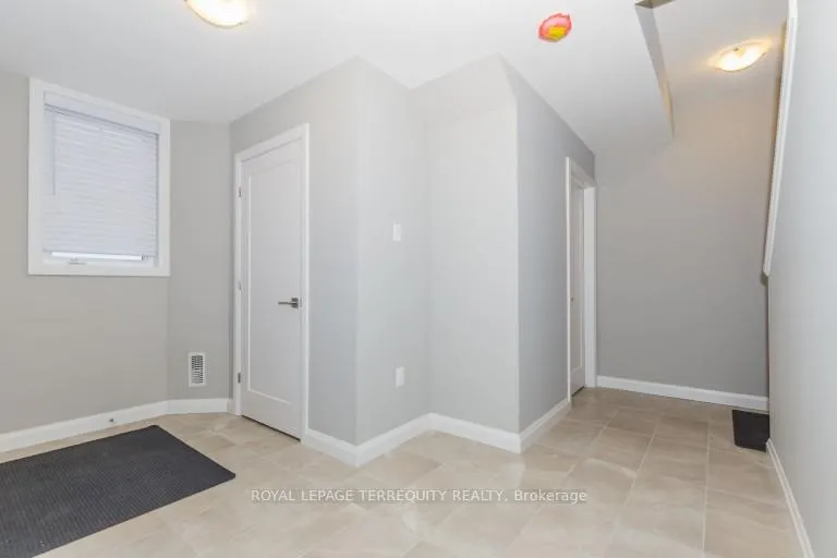 Photo 6 of 7 Egleston Lane, Hamilton, Ancaster — HOMEH