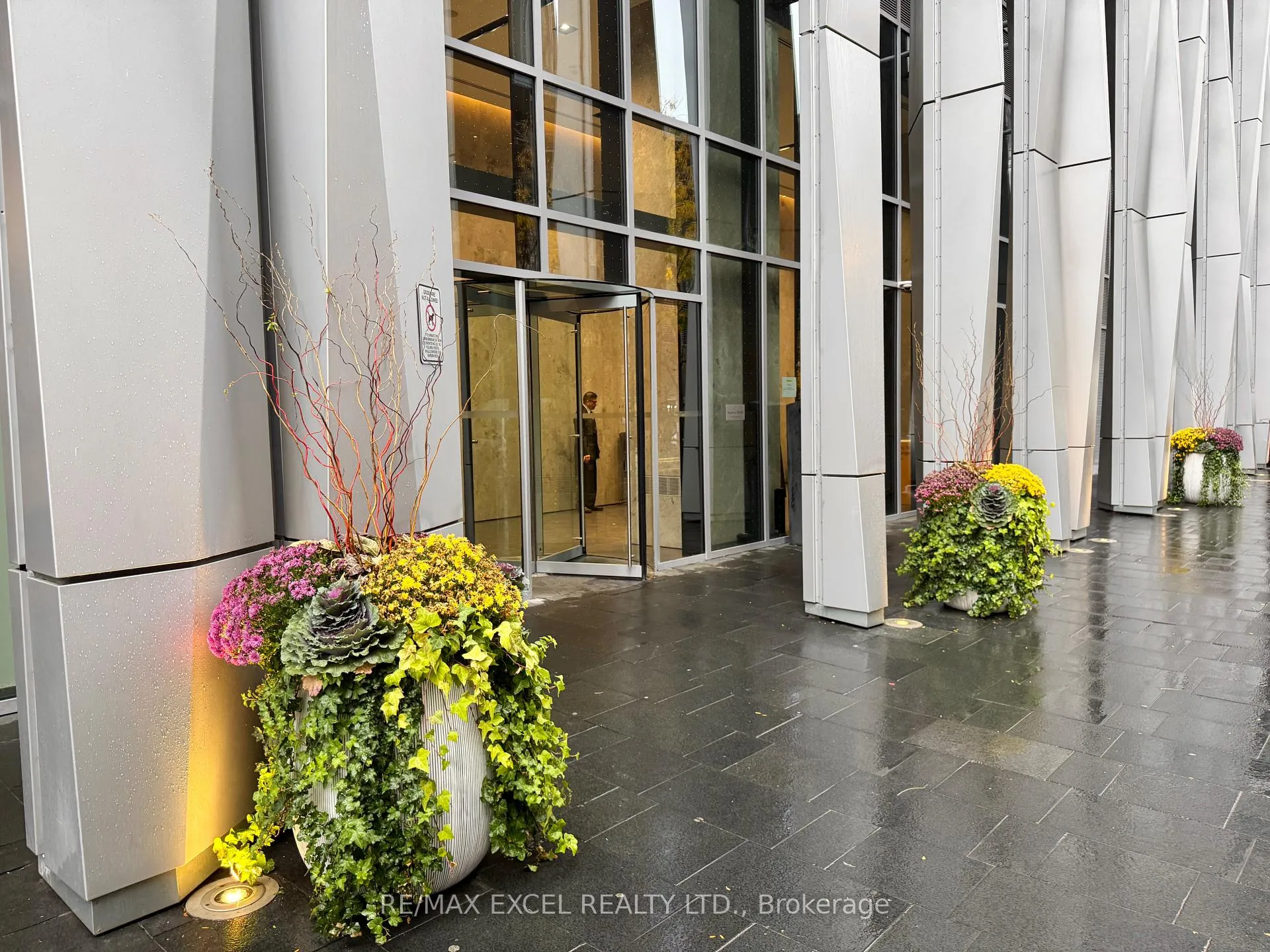 Front of Unit 2801, 1 Yorkville Avenue