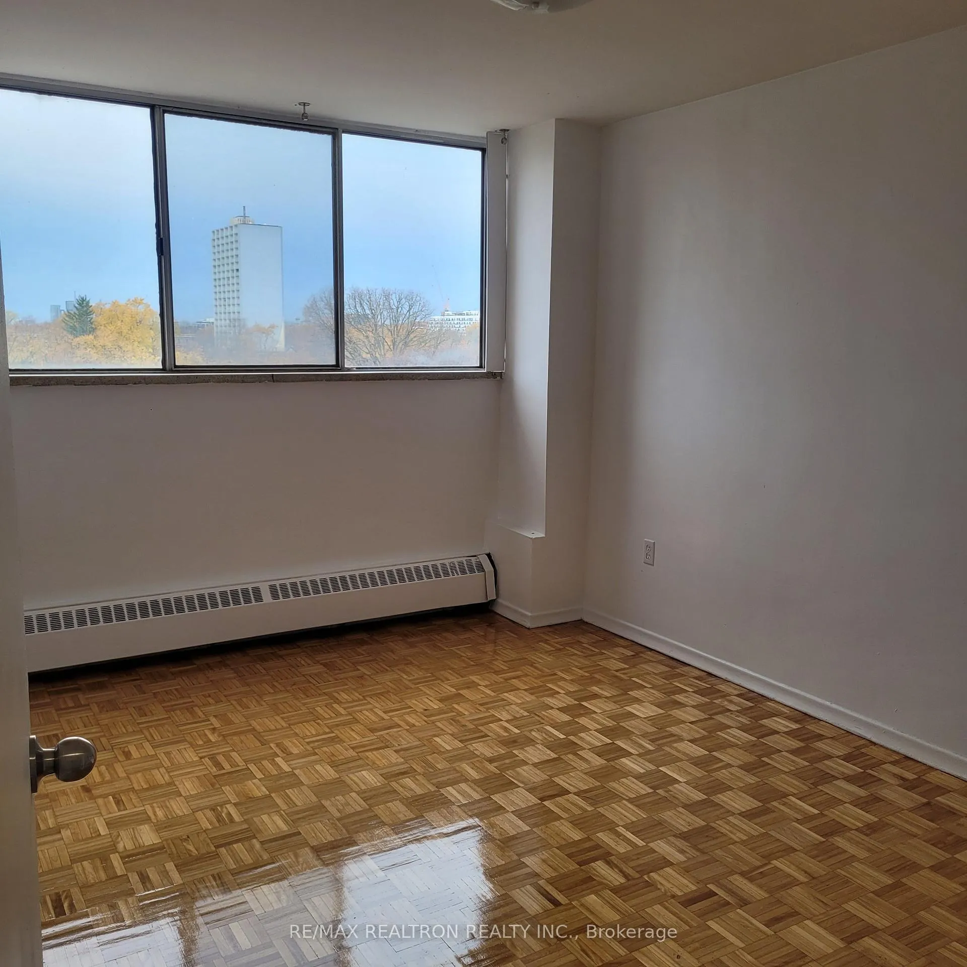 Photo 4 of Unit 804, 191 St George Street, Toronto, The Annex — HOMEH