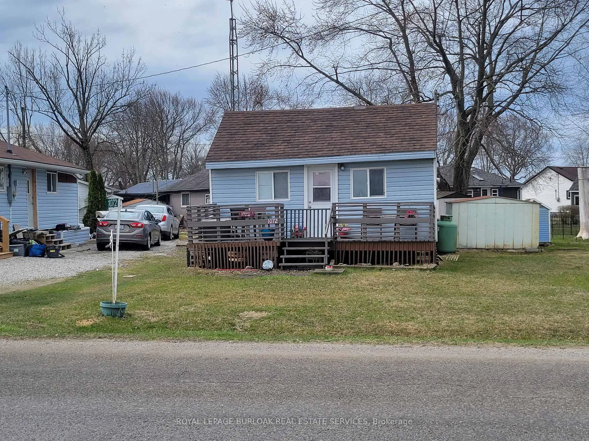 Front of 1072 Lakeshore Road