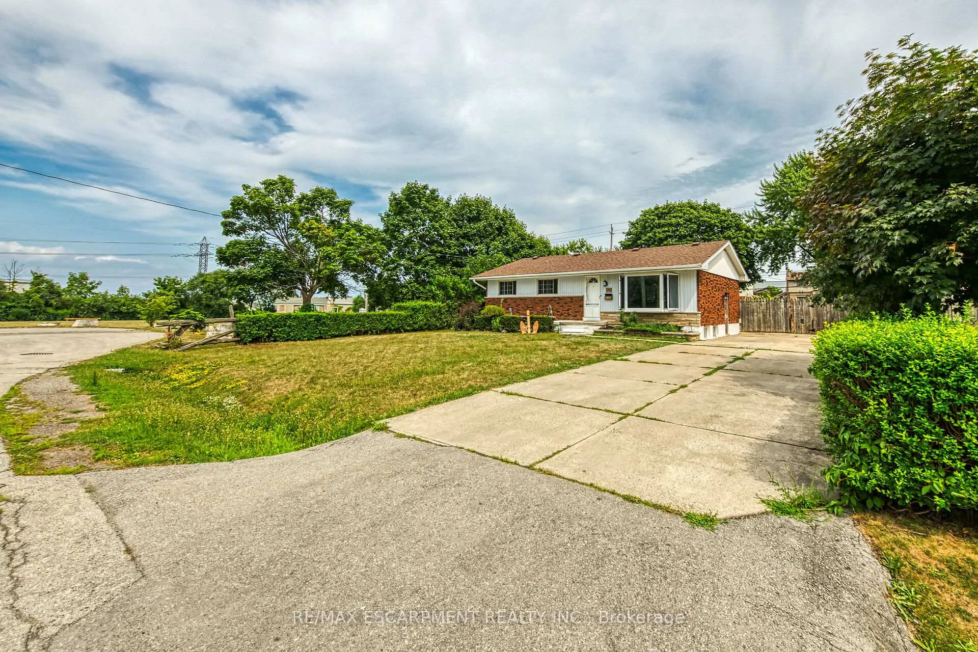 Photo 2 of 46 Oriole Crescent, Grimsby, Grimsby West — HOMEH