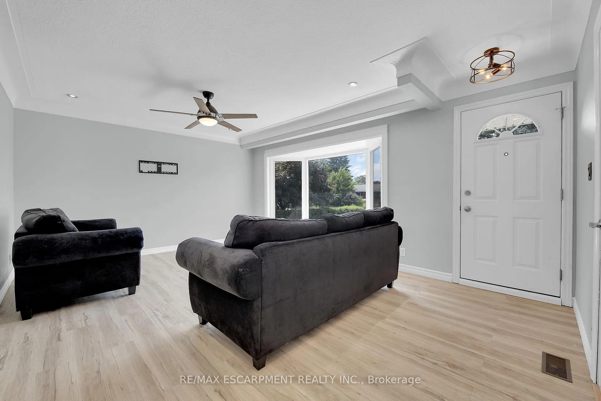 Photo 12 of 46 Oriole Crescent, Grimsby, Grimsby West — HOMEH