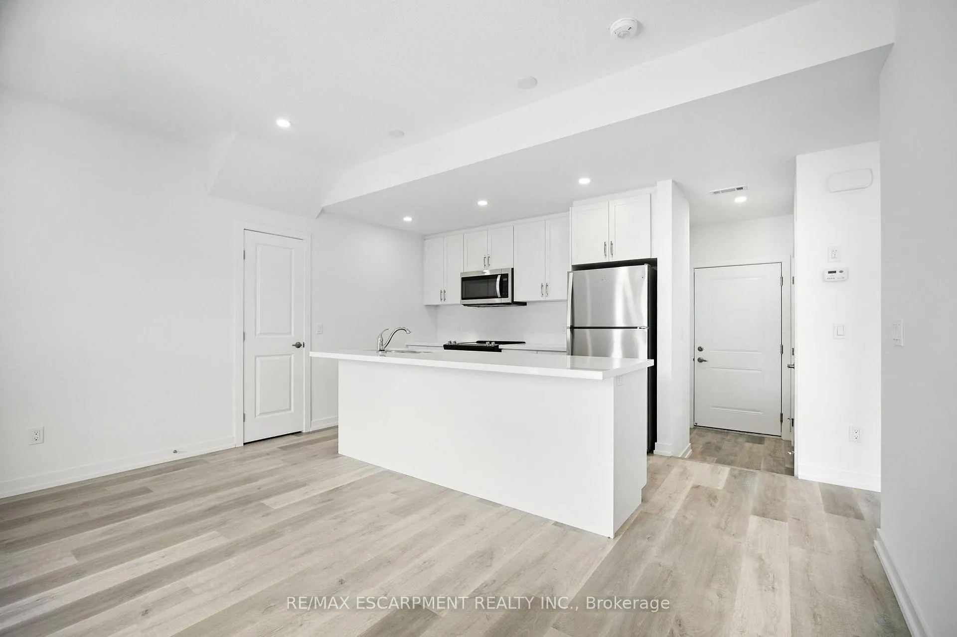 Photo 4 of 203 Burke Street, Hamilton, Waterdown — HOMEH