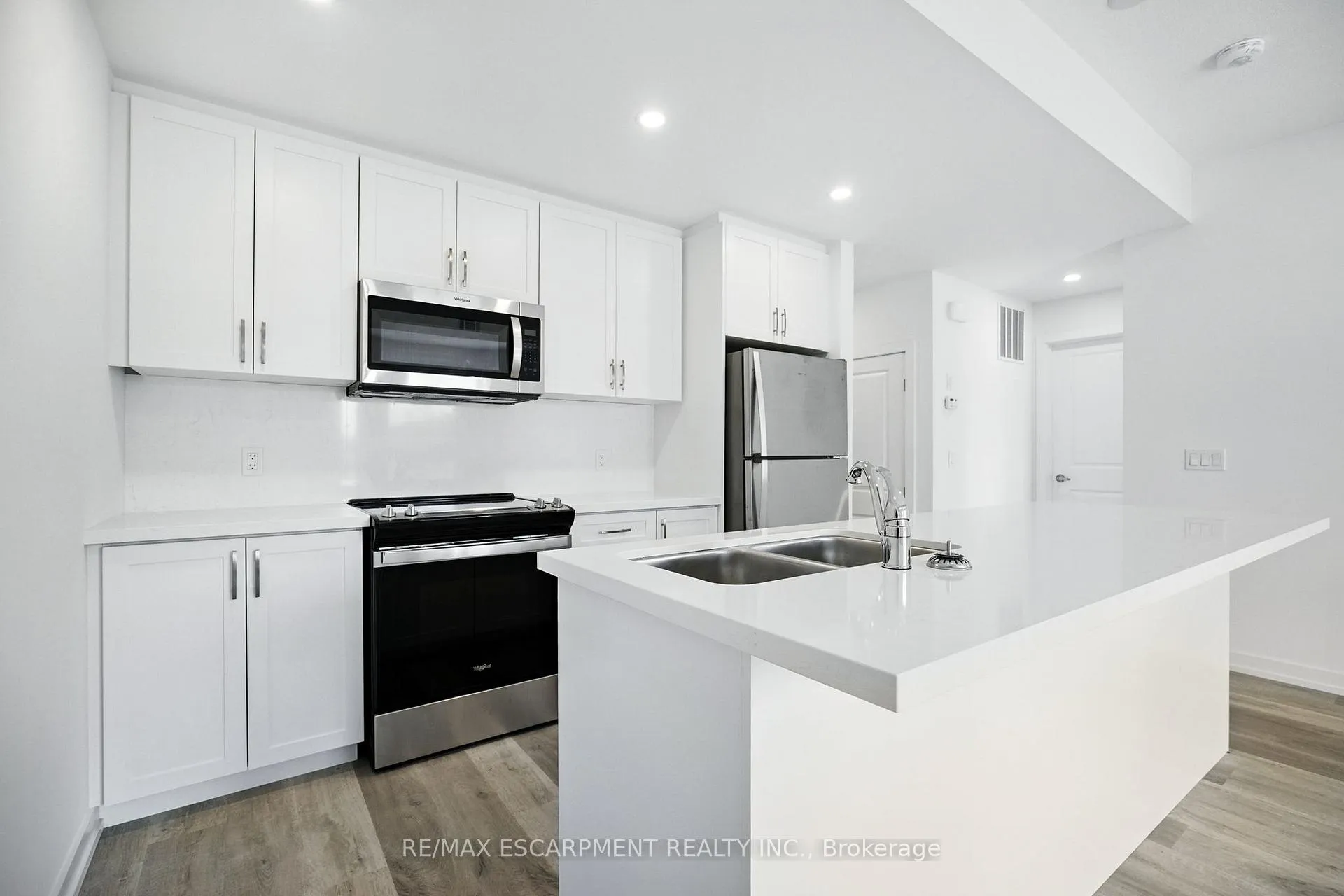 Photo 5 of 203 Burke Street, Hamilton, Waterdown — HOMEH