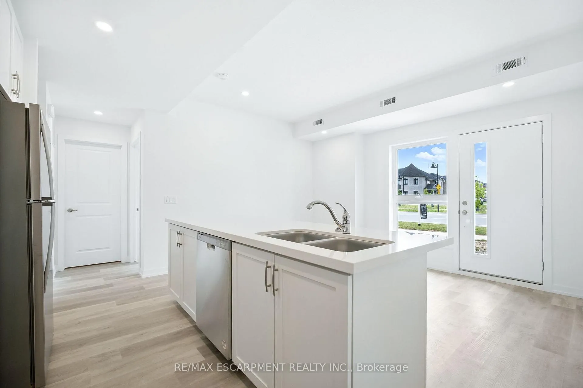 Photo 6 of 203 Burke Street, Hamilton, Waterdown — HOMEH