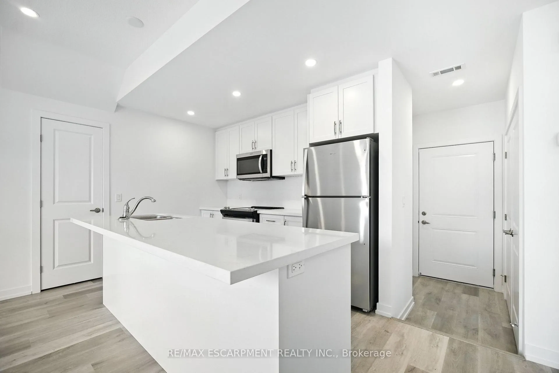 Photo 7 of 203 Burke Street, Hamilton, Waterdown — HOMEH