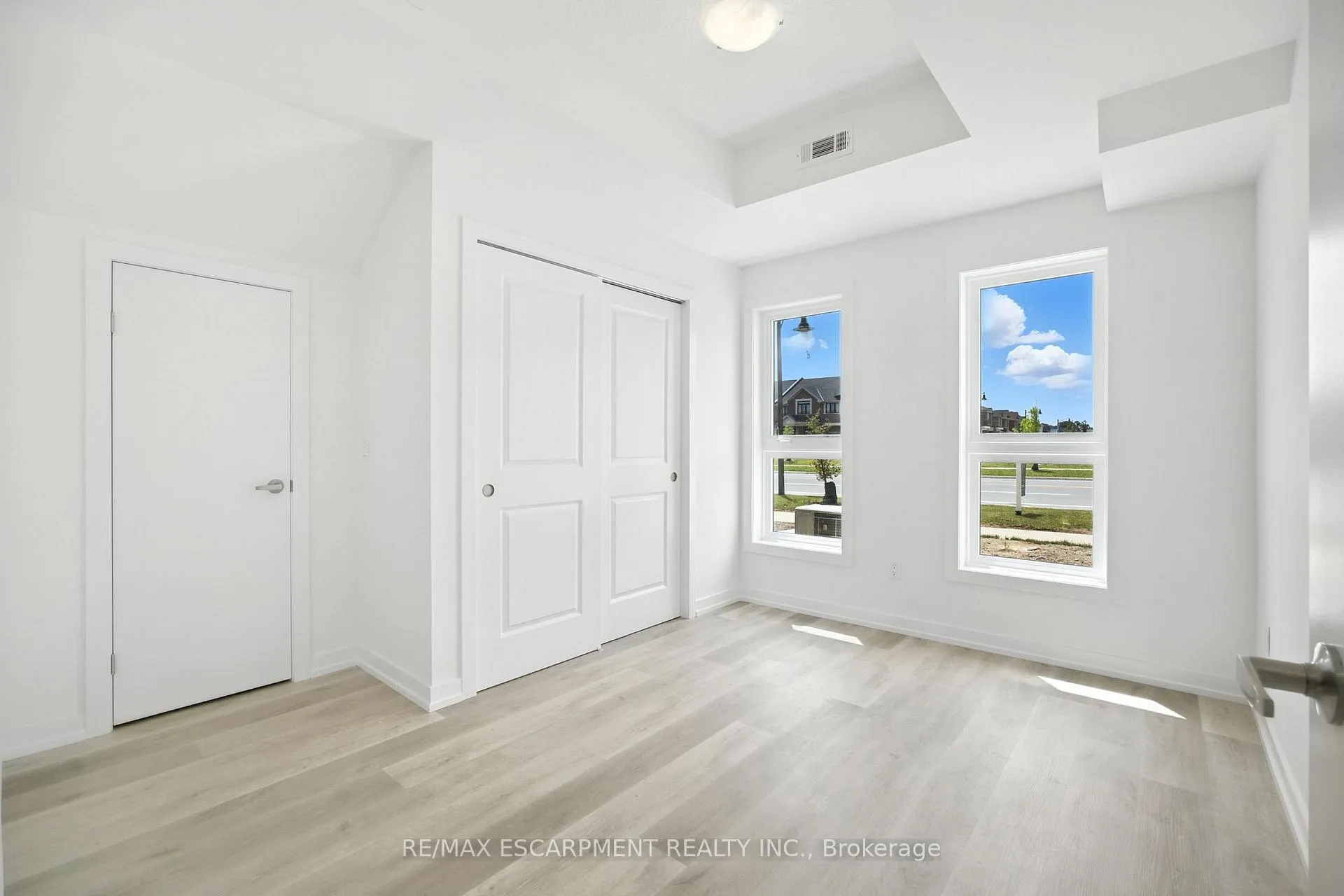 Photo 8 of 203 Burke Street, Hamilton, Waterdown — HOMEH