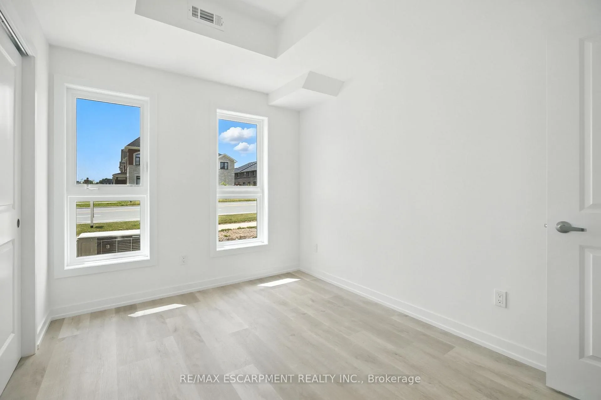 Photo 9 of 203 Burke Street, Hamilton, Waterdown — HOMEH