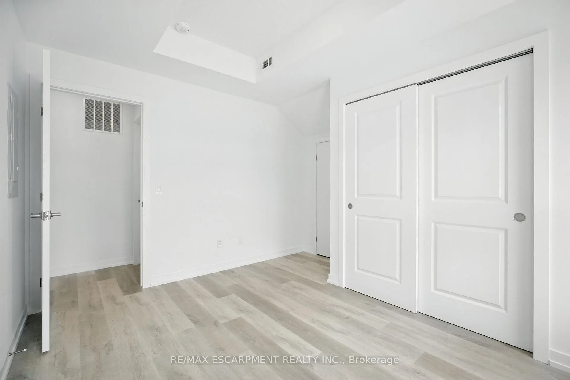 Photo 10 of 203 Burke Street, Hamilton, Waterdown — HOMEH