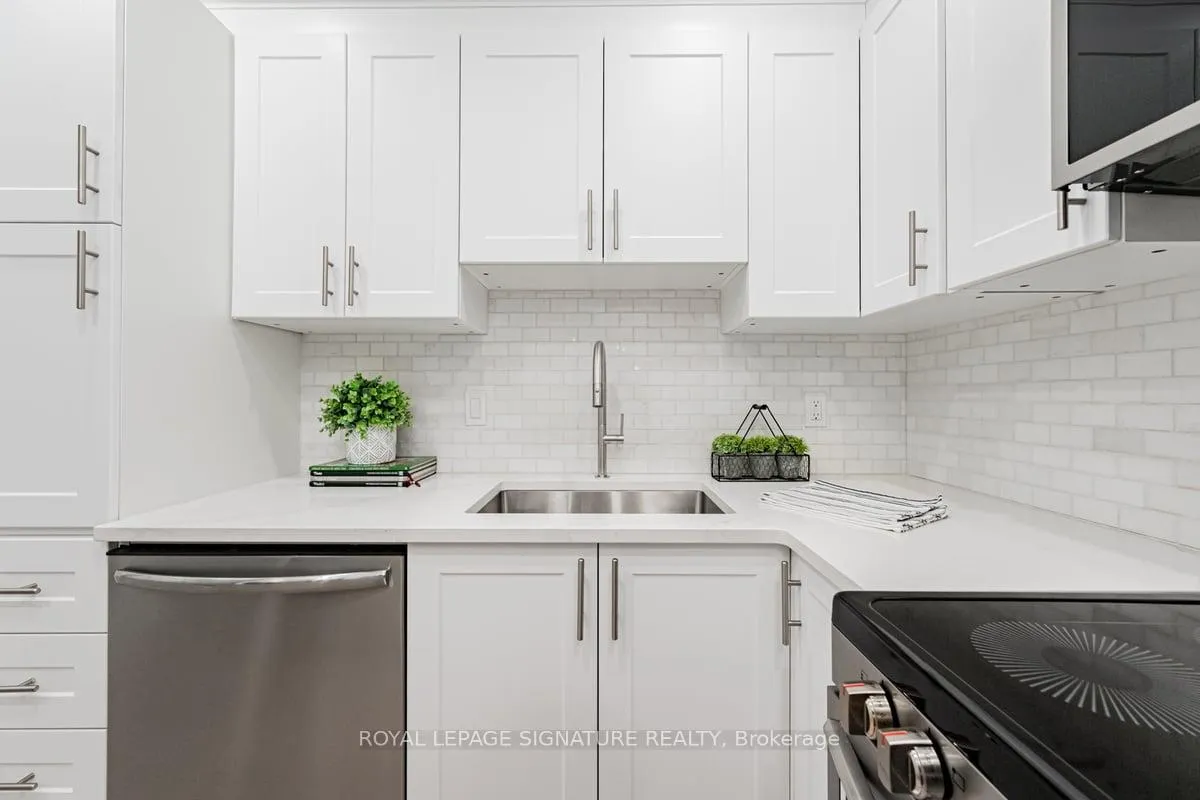 Front of Unit 501, 284 Bloor Street W