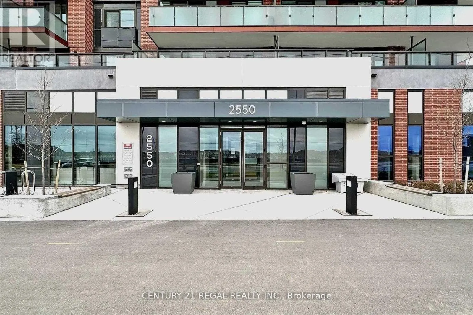 Front of Unit 2518, 2550 Simcoe Street N