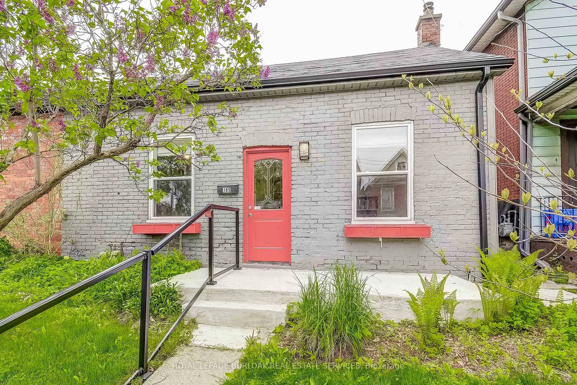 Front of 185 Simcoe Street E