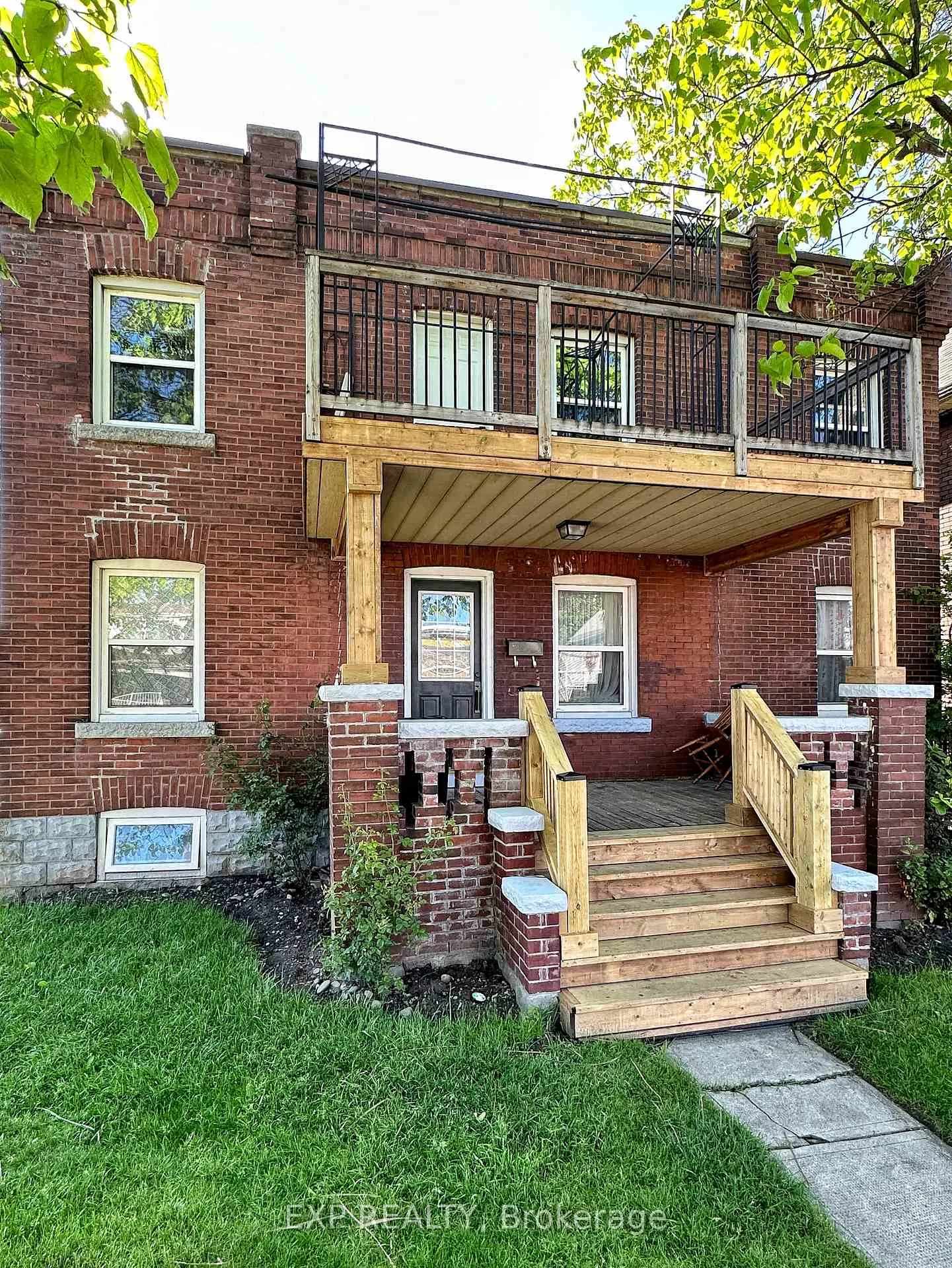 Photo 3 of 140 Gage Avenue N, Hamilton, Crown Point — HOMEH