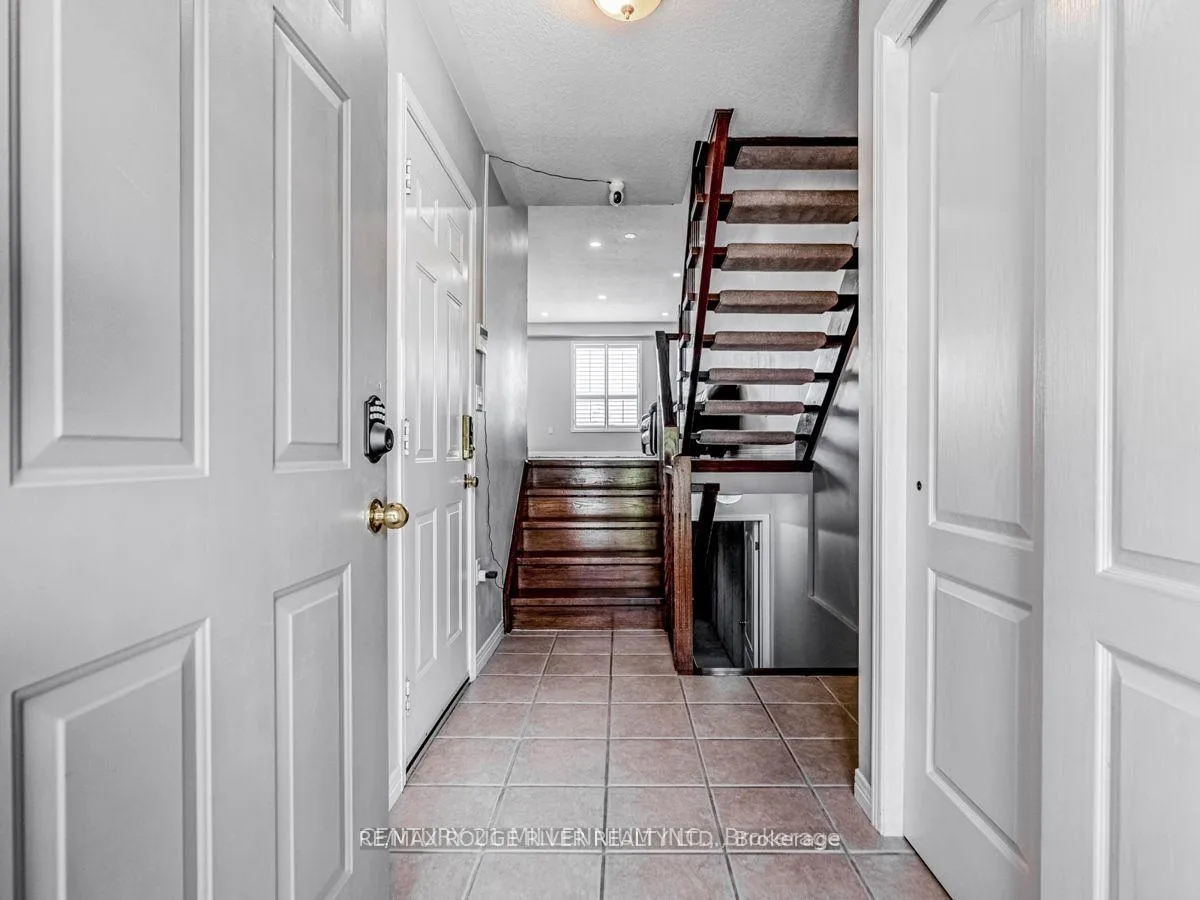 Photo 3 of 10 Fairhaven Drive, Hamilton, Stoney Creek — HOMEH