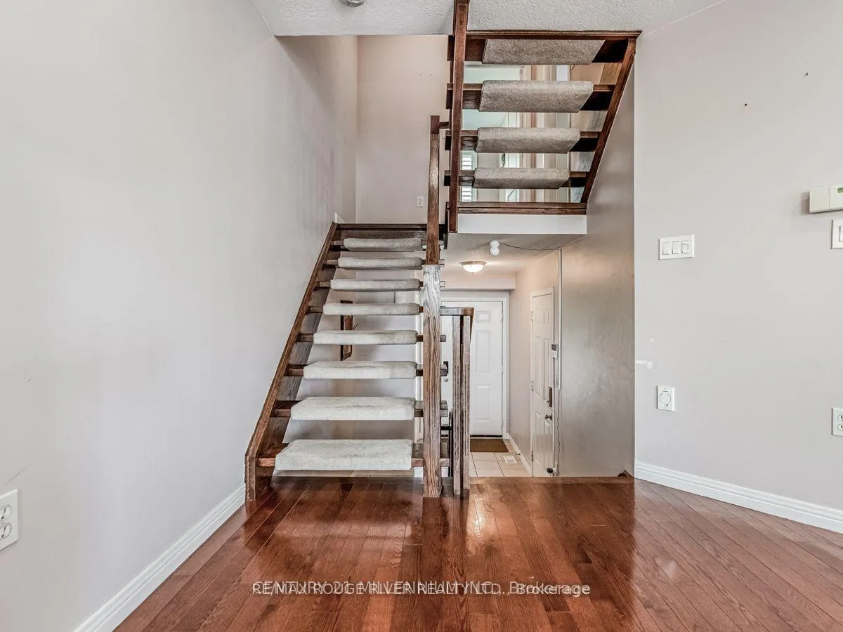 Photo 4 of 10 Fairhaven Drive, Hamilton, Stoney Creek — HOMEH
