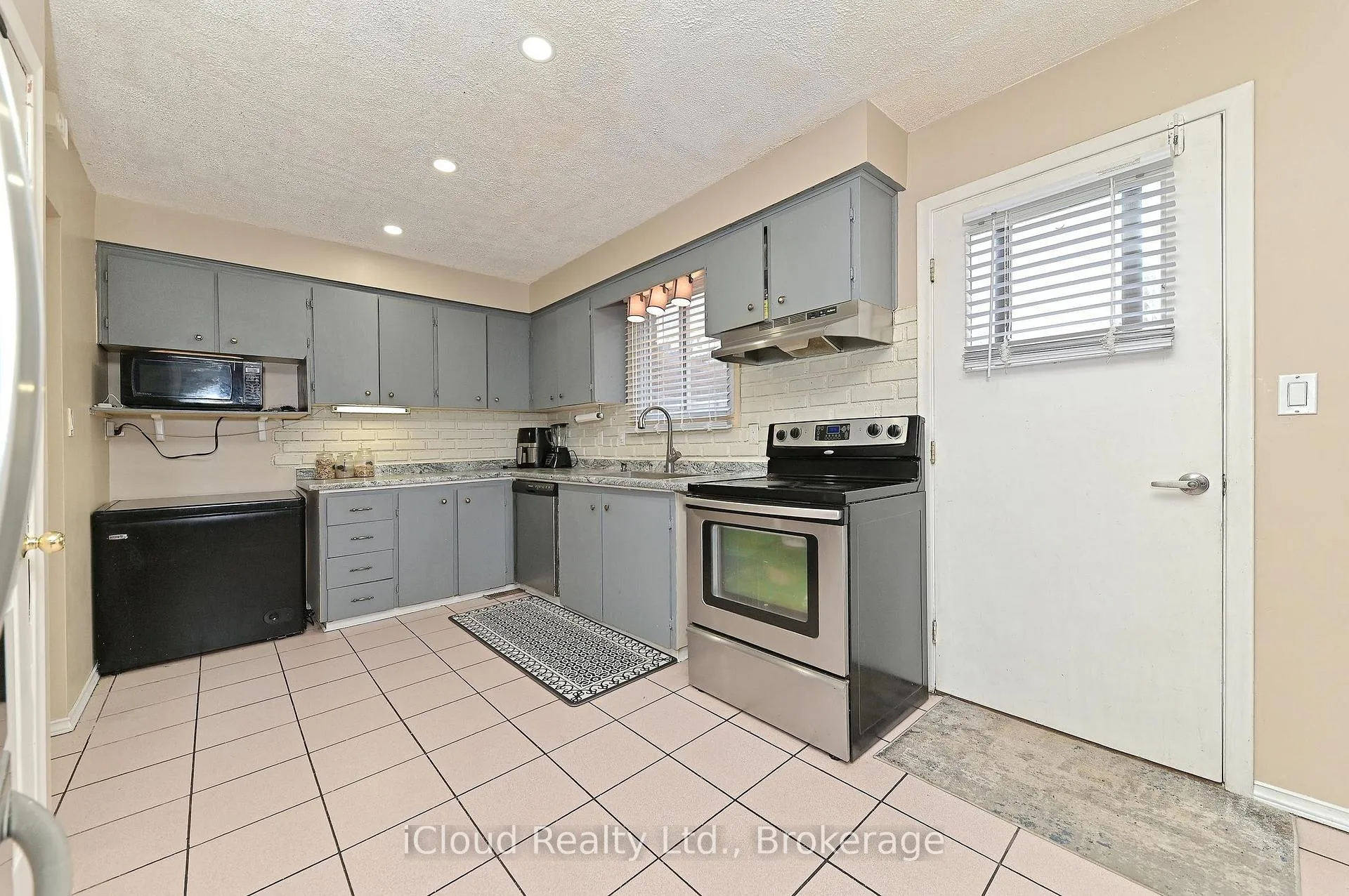 Photo 10 of 98 Riverdale Drive, Hamilton, Riverdale — HOMEH