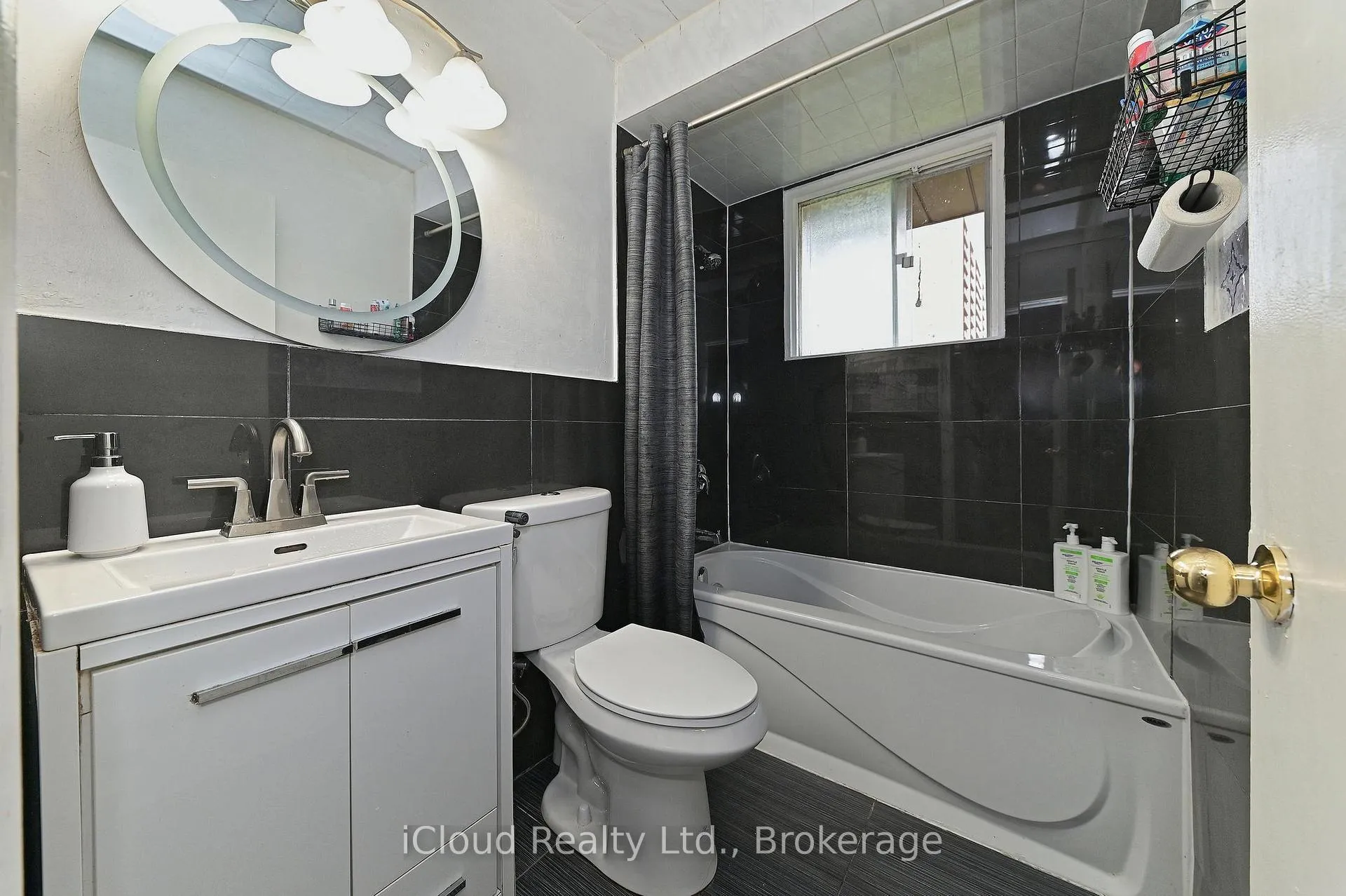 Photo 19 of 98 Riverdale Drive, Hamilton, Riverdale — HOMEH