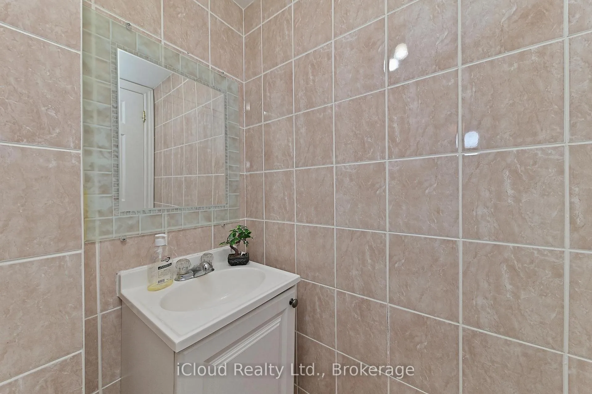 Photo 24 of 98 Riverdale Drive, Hamilton, Riverdale — HOMEH