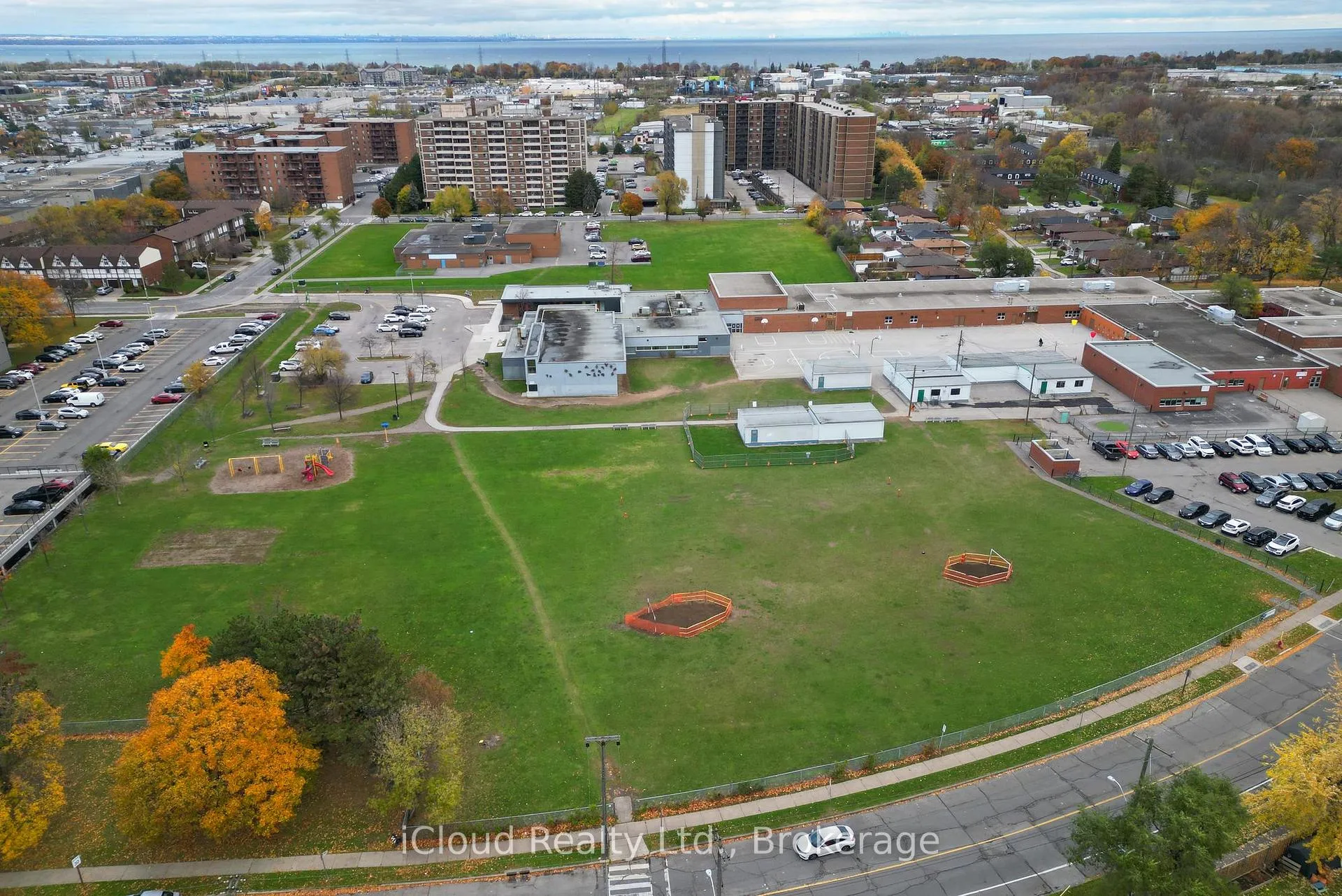 Photo 32 of 98 Riverdale Drive, Hamilton, Riverdale — HOMEH