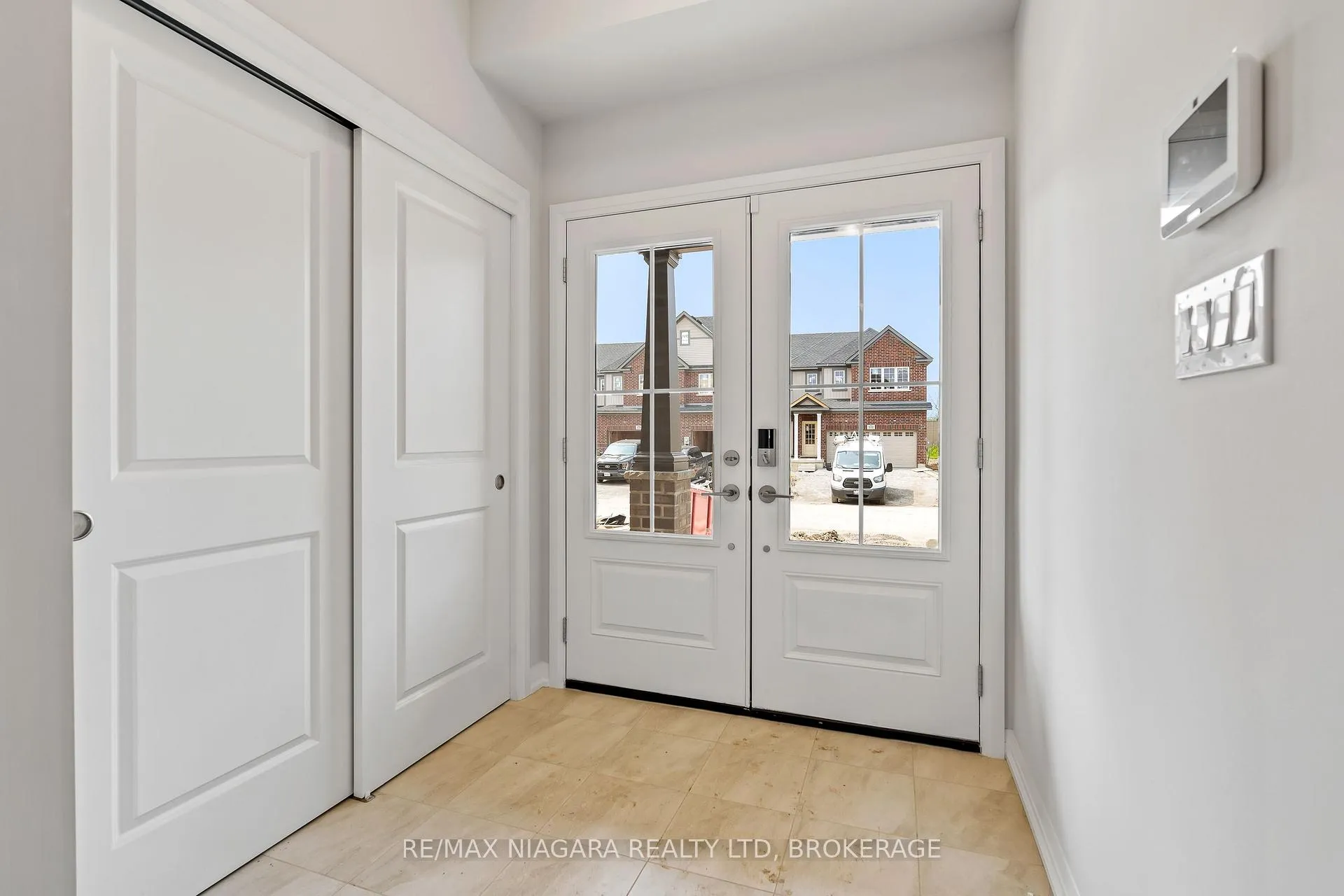 Photo 2 of Unit MAIN, 142 Bur Oak Drive, Thorold, Confederation Heights — HOMEH