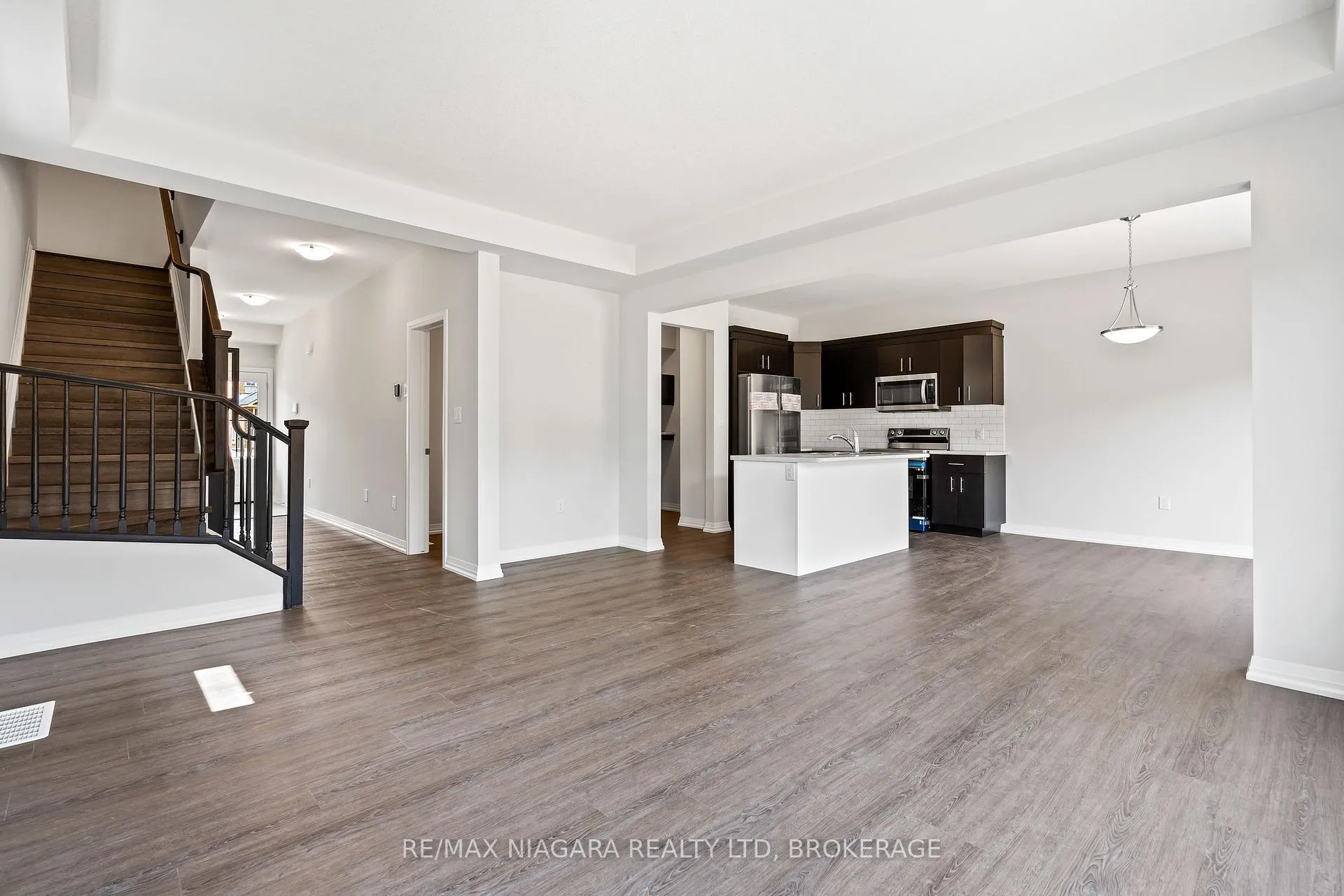 Photo 5 of Unit MAIN, 142 Bur Oak Drive, Thorold, Confederation Heights — HOMEH