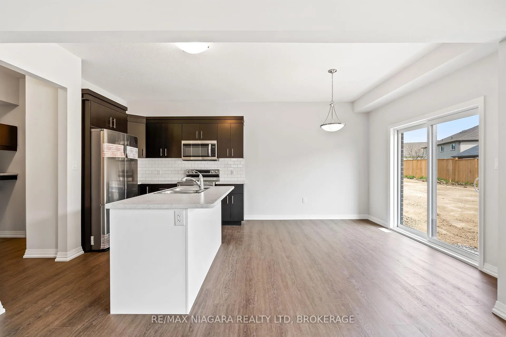 Photo 7 of Unit MAIN, 142 Bur Oak Drive, Thorold, Confederation Heights — HOMEH